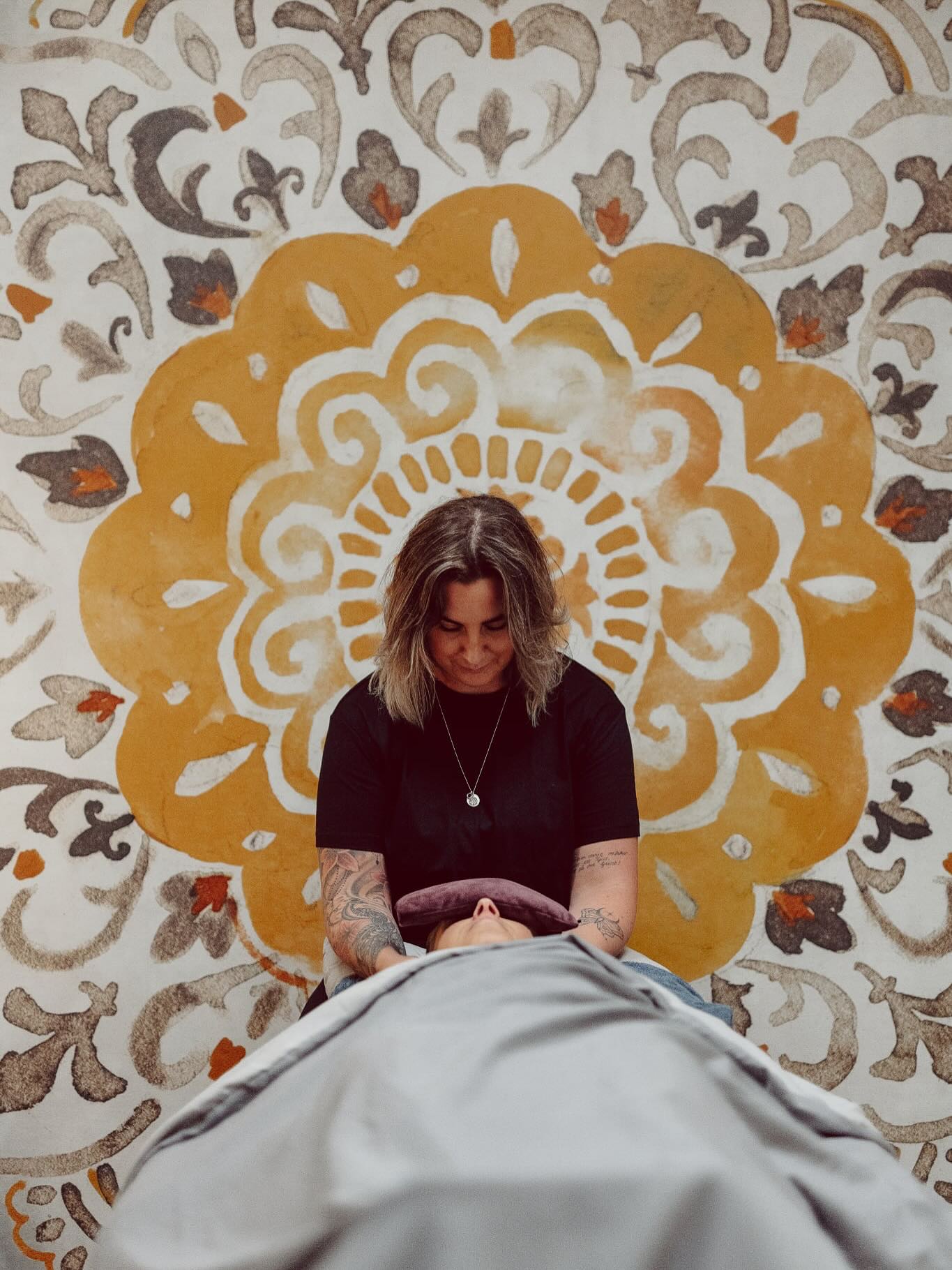 I samband med att vi gjorde om i gymmet bytte Karin rum och flyttade till en lugnare del av studion för att kunna jobba mer med Reikihealing och på sikt även samtal då hon är under utbildning till samtalsterapeut. Hennes nya rum blev så fint👏
Karin har nu släppt alla sina lediga tider fram till jul och det började snabbt bokas på. Passa på om du vill få en muskel- eller massagebehandling, reikihealing eller träna PT med Karin👍