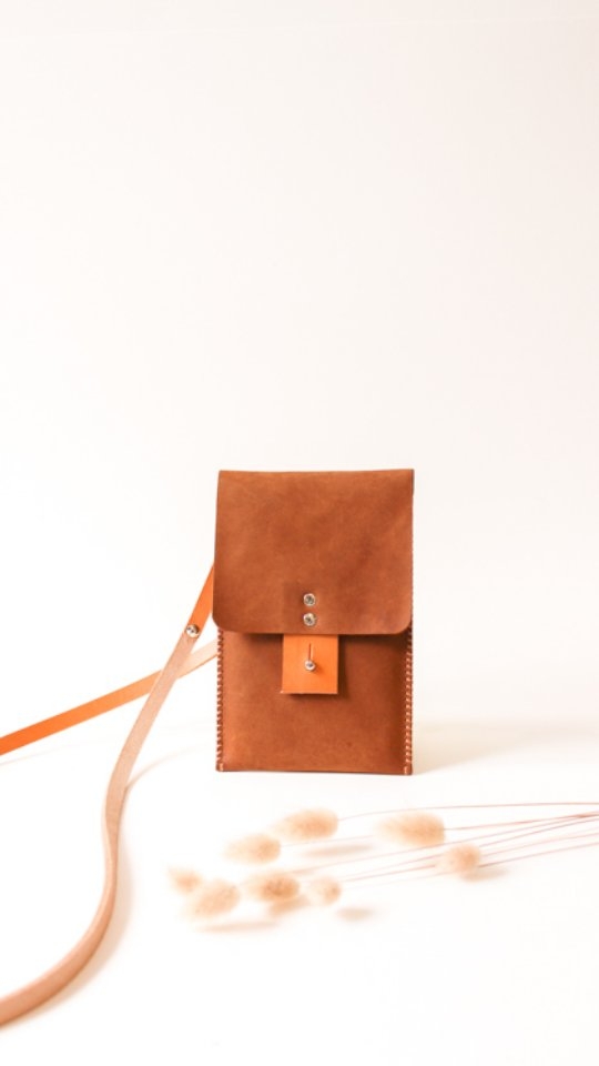 🎄 Noël J- 13 pour trouver le cadeau parfait !
Et si cette année, vous offriez un cadeau qui a vraiment du sens ?
✨ Une création artisanale, locale, pensée pour durer.
La pochette Estéban, fabriquée à la main dans mon atelier ! Simplicité, élégance et qualité, le compagnon parfait pour celles et ceux qui aiment voyager léger...
Fabriqué pour vous ou avec vous lors d'un atelier découverte ;) A vous de choisir.
📍 Disponible sur mon site & à l’atelier-boutique, 36 rue d’Anjou, Montjean-sur-Loire.
Bonne soirée
Marion
#atelier #maroquinerie #etuitelephone #cadeayresponsable