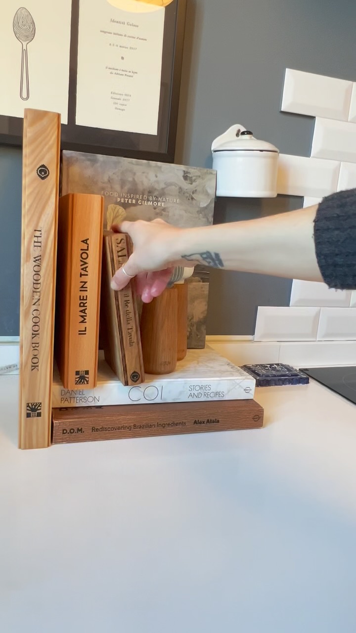 Insieme a @messoriarredamenti ci siamo presi un attimo (in realtà ben più di un attimo) per realizzare un progetto che raccontasse chi siamo.
🪵 Prima di tutto è legno. Pezzi troppo piccoli per diventare scale, mobili, o librerie, ma troppo belli per essere sprecati.
🍽️ Poi è uno strumento di cucina, che sempre amo ed è presenza costante in tutto ciò che faccio.
📕 E infine è un libro, almeno nella forma, “di cucina” e “di legno” che sono le cose di cui siamo fatti Michele ed io.
Ecco a voi The Wooden Cook Book.
❤️ Noi speriamo vi piaccia.
#cucina #cuttingboardart #cuttingboard #diy #handmade #wood #legno #reggioemila #scandiano #screenprinting #falegnameria #craftmanship