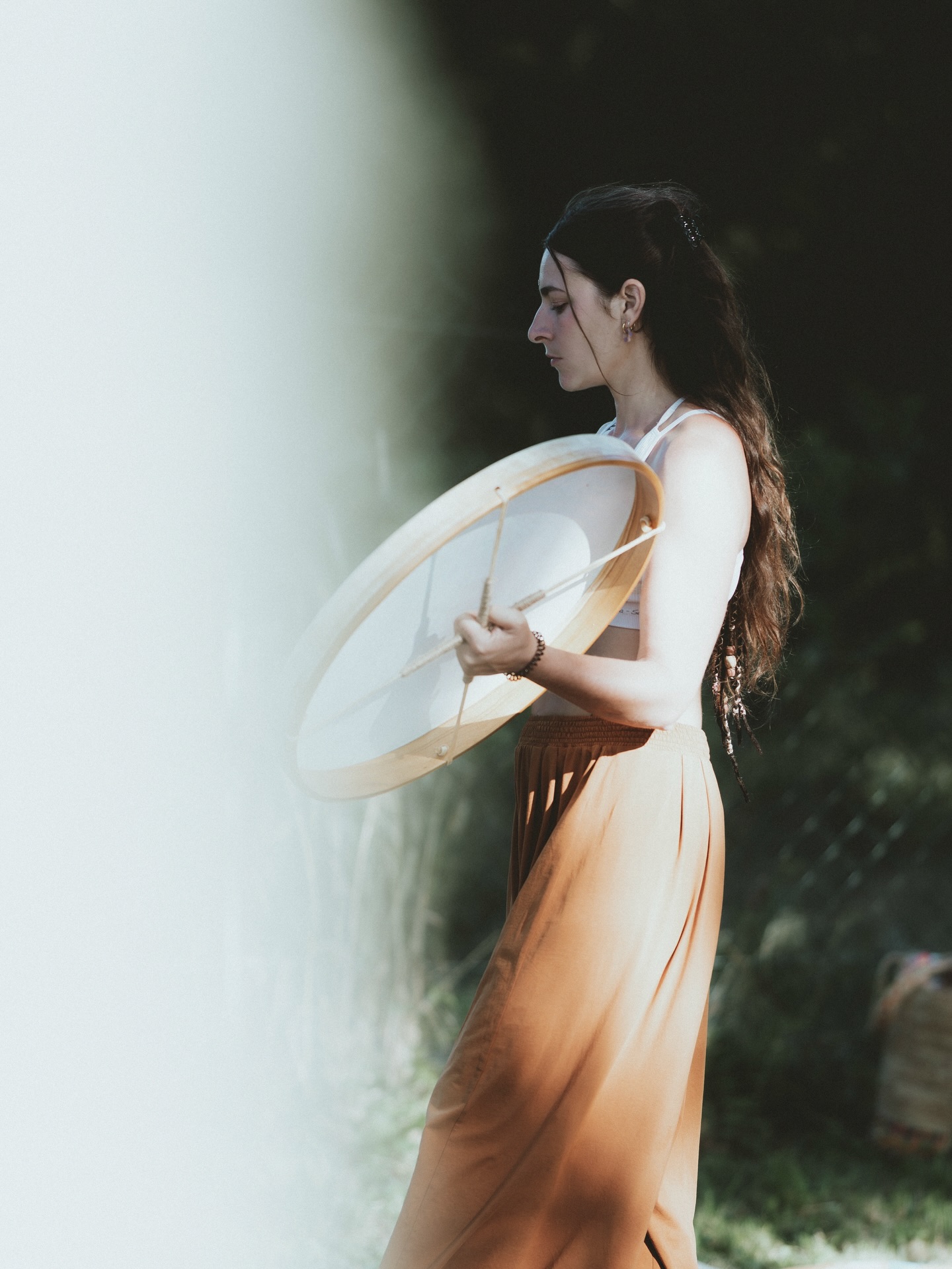 🍁 L’automne 🍁
Le froid s’est bien installé depuis quelques semaines. La fatigue se fait sentir, la lenteur s’invite. Personnellement j’adore cette saison, celle des sorcières, des scorpions et des sagittaires, des champignons et des couleurs rougeoyantes. Une saison sombre et intense où se délester devient primordial.
Voici mes petits conseils pour appréhender au mieux ce dernier mois d’automne.
L’automne est la saison de Vata en ayurvéda : froide, sèche, changeante… Elle peut apporter fatigue, agitation mentale et mélancolie.
La clé ? Ramener de la chaleur, de la douceur et du rythme.
✨ Ce dont ton corps a besoin :
• Des plats chauds et réconfortants
• Ralentir et créer des routines
• S’ancrer, se recentrer, se cocooner
🌙 Petit rituel du soir :
Bois une tisane chaude (gingembre, cannelle).
Fais un auto-massage rapide des pieds à l’huile tiède (sésame).
Respire 3 minutes en douceur (Nadi Shodhana).
Note 1 chose qui t’a nourri dans la journée.
Ralentis, réchauffe, recentre. L’automne t’y invite. 🍂✨