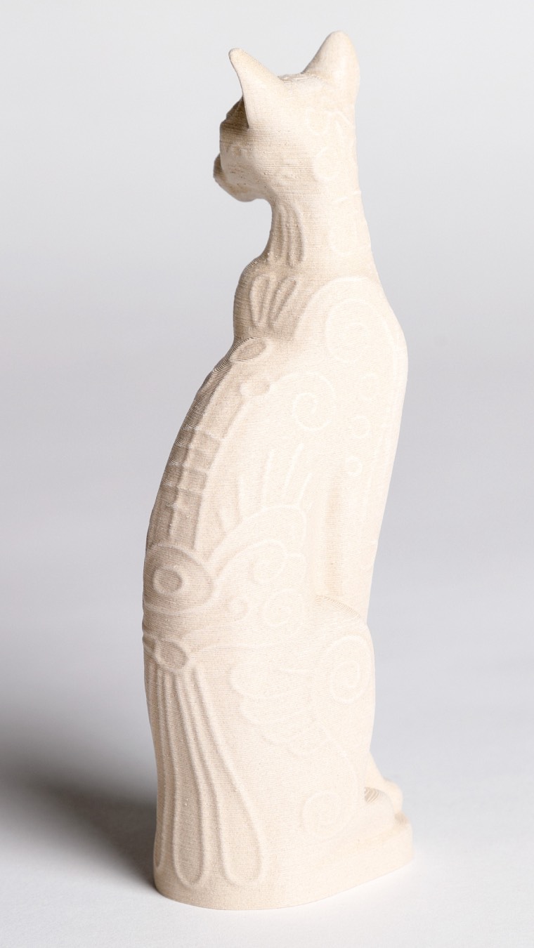 ✨ Zbrusu nový doplněk pro Váš byt, dům, domov jsme právě přidali do naší kolekce dekorativních produktů. Tentokrát jsme vytvořili sošku kočky a vyrábíme ji technologií 3D tisku z našeho oblíbeného biopolymeru s příměsí slonní trávy ve třech různých velikostech. 🐈⬛ Kočka symbolizuje ochranu, mateřství, ženskou krásu, plodnost, harmonii, domácí pohodu, radost ze života, ale i sílu a mystiku. Byla posvátným zvířetem, které mělo odhánět zlé duchy a chránit domovy a rodiny před nemocemi a zlem. Kompletní kolekci našich originálních bytových doplňků najdete na www.laurajonas.cz.