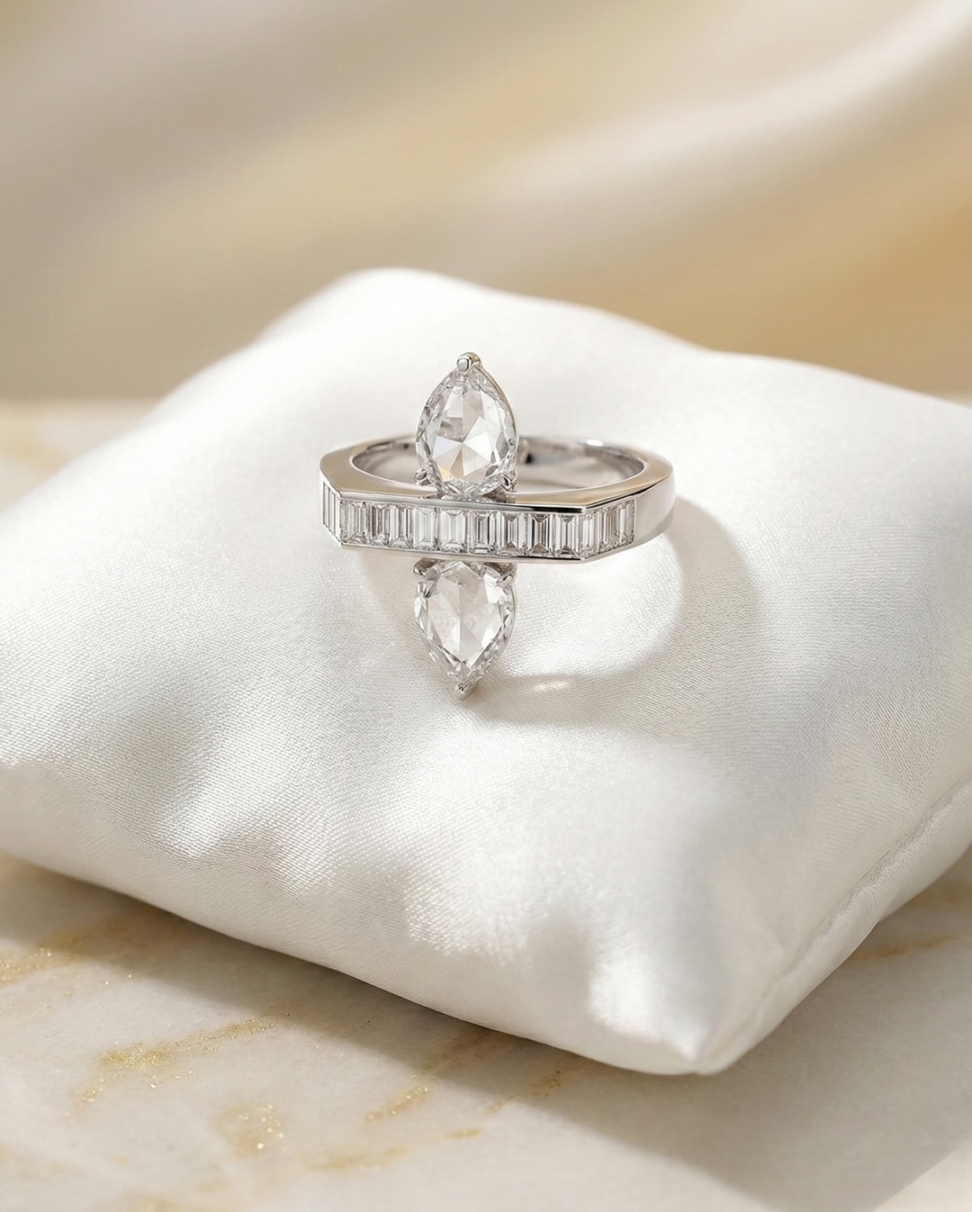 Antique soul, modern body. Rose Cut pears floating on a sea of baguettes. A composition for those who appreciate the unconventional.
#DilaExclusive #RoseCutDiamond #RoseCutRing #BaguetteDiamonds #AntiqueCut #ModernArtDeco #UniqueEngagementRing #DiamondDesign