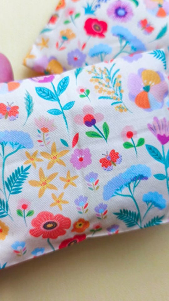 En ce lundi, et avec les températures quu se rafraichissent, je me suis dit que j'allais vous parler de bouillottes sèches ! ;)
Et oui pour celle qui me suivent depuis le début vous savez que c'est un de mes produits chouchou pour prendre soin de soi.
Après les modèles en forme d'animaux, les bouillottes longues spéciales cervicales, les bouillottes ceinture pour se soigner efficacement, voici les petites bouillottes nomades à emporter avec soi en toute discrétion.
°°°
Si je vous les propose toutes c'est parce que je les utilise au quotidien et que je suis plus que convaincue de leurs bienfaits! À la fois, sur la gestion de mes douleurs chroniques, sur leur capacités à m'aider à trouver le sommeil mais aussi tout simplement pour la gestion de mes coups de froid!
°°°
Et vous? Vous en utilisez?
°°°
#bienêtre #relax #sommeil #douleurschroniques #naturel #illustration #tissus #artisanat #faitmain #prendresoin