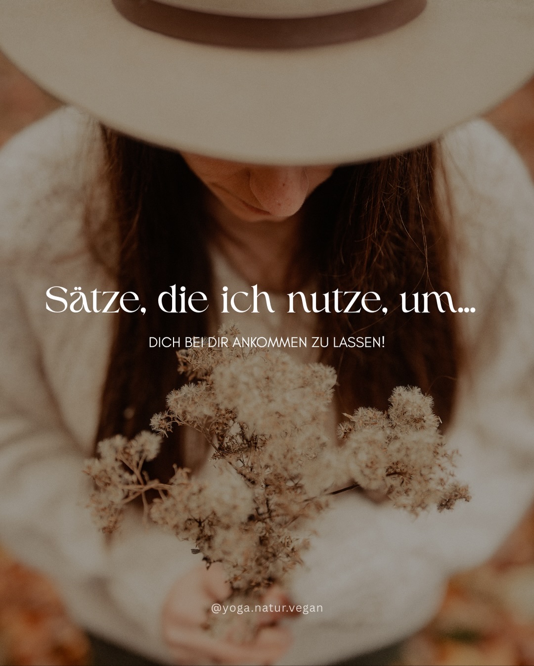 Vielleicht findest du sie nicht besonders, vielleicht denkst du dir jetzt „da ist doch nichts dabei“.
Aber in einer Atmosphäre, in der du Wärme und Liebe spürst.
In der du so sein darfst, wie du bist.
In der du gehalten wirst.
In der du ankommen und alles fühlen darfst.
Da kann es die Welt bedeuten.
Manchmal, da brauchen wir nur ein paar sanfte Worte, um wieder zurück in unseren Körper zu finden.
Zurück in unsere Mitte.
Zurück zu dem Gefühl, dass wir gehalten sind – von uns selbst.
In meinen Stunden lade ich dich ein, langsamer zu werden.
Wahrzunehmen.
Zu fühlen.
Und anzukommen, genau da, wo du heute bist.
Es gibt kein Müssen.
Nur ein dürfen.
Und wo gibt es das heute schon noch?
✨ Alles darf sein ✨
✨ Du darfst sein ✨
#yogastudio #selbstfürsorge #liebedich #gefühlvoll #worteinmeineryogastunde #yogastunde #yogalehrerin #yoganaturvegan #achtsamesyoga #yogafürjeden