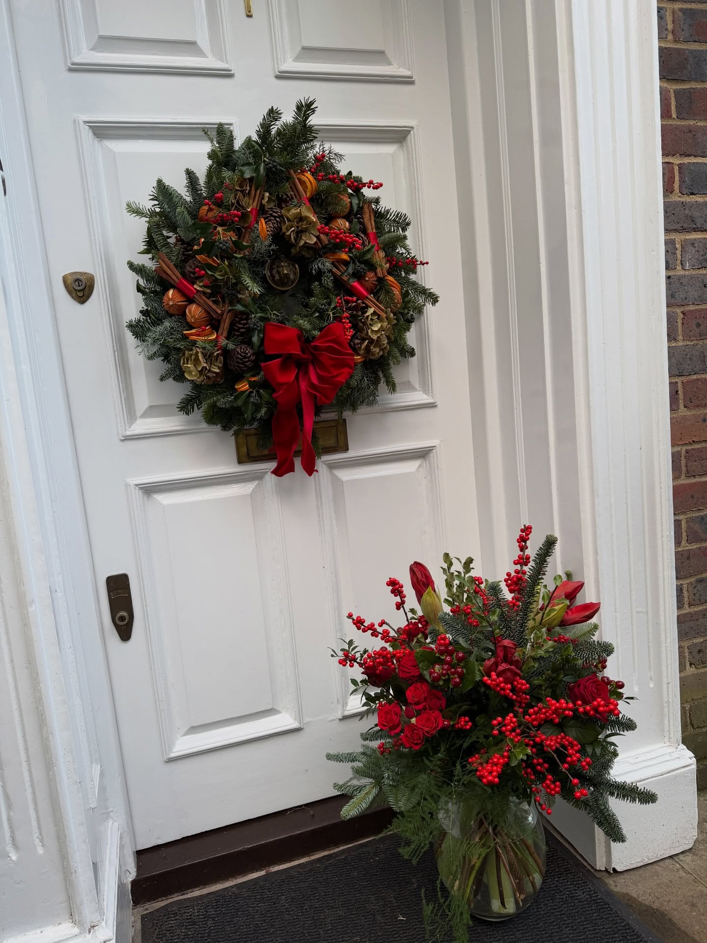 Delivery 🚚!! More beautiful Christmas door wreath and flowers for homes.
#blomsterdesignsflowers #blomsterdekoratör #florals #cobhamvillage #christmas
