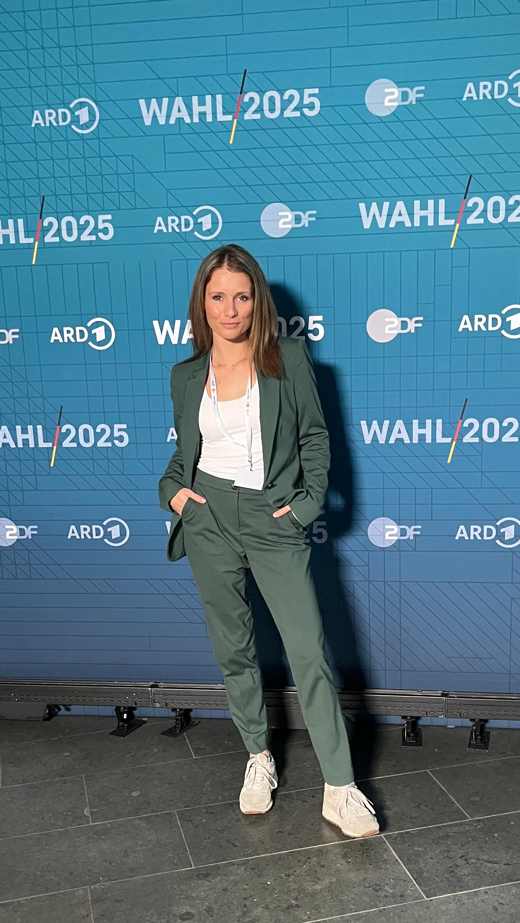 Unser Interview mit Friedrich Merz hat es in die Google-Trends des Jahres geschafft 🙃 Das hätte ich mir im Februar auch nicht träumen lassen - but here we are. Und wisst ihr, was das Beste ist? Morgen werde ich dem Bundeskanzler wieder eine eurer Fragen stellen. Ab 20:15 Uhr in der ARD-Arena! Freu mich, wenn ihr einschaltet.
#bubatz @tagesschau