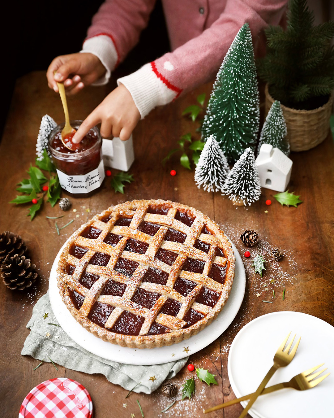 Merry Christmas! Turn your holiday gathering into a moment of shared creation. This Christmas, unite around the making of our exquisite Woven Pie—where buttery pastry embraces a heart of vibrant Bonne Maman Strawberry Preserves 🧇🍓
🌟 Ingredients:
400g flour, 100g whole hazelnut powder, 70g brown sugar, 1 egg yolk, 3 teaspoons speculo spice (Bonne Maman), 2 pinches salt, 250g room temperature butter, 70g water, 1 jar Bonne Maman Strawberry Preserves
🌟 Instructions:
1. In a bowl, mix the flour, hazelnut powder, brown sugar, speculo spice and salt. Add the butter and rub in with your fingertips until the mixture resembles fine breadcrumbs. Gradually stir in the water to form a dough.
2. Gently bring the dough together into a smooth ball. Chill for at least 30 minutes.
3. Divide the chilled dough: one portion is one-third, the other two-thirds. Roll out both. Use the larger piece to line a tart tin, then prick the base all over with a fork. Place the Bonne Maman Strawberry Preserves in the centre.
4. Slice the smaller piece of dough into 1cm-wide strips. Carefully weave these over the jam to form an elegant lattice top. Trim and press the edges to seal.
5. Lightly beat the egg yolk and brush it over the pastry lattice for a beautiful golden glaze.
6. Bake in the oven at 180°C for 40 minutes. Allow to cool fully before slicing.
Let this lovingly made pie be the centrepiece of your festive stories 🎄✨
將聖誕聚會變成共同分享的溫馨時刻。一起製作這款精緻的編織果醬派——香濃的牛油酥皮包裹著Bonne Maman清甜的草莓果醬 🧇🍓
🌟 材料:
麵粉400克,榛子粉100克,黃糖70克,蛋黃1顆,Bonne Maman聖誕餅乾香料3茶匙,鹽2小撮,室溫牛油250克,水70克,Bonne Maman 草莓果醬1罐
🌟 做法:
1. 將麵粉、榛子粉、黃糖、香料和鹽於碗中混合。加入牛油,用指尖搓揉至混合物呈現細緻的麵包屑狀。少量多次加入水,攪拌成團。
2. 將麵糰輕揉成光滑球狀,放入雪櫃冷藏至少30分鐘。
3. 將冷藏好的麵糰分為兩份,一份約三分之一麵糰,另一份約三分之二麵糰。將兩份麵糰分別擀平。將較大的麵皮鋪入餡餅模具中,用叉子在底部均勻刺上小孔,再將Bonne Maman草莓果醬塗抹均勻。
4. 將較小的麵皮切成1厘米寬的長條,再用這些長條在果醬上方交織成優雅的格紋頂部。修剪多餘邊角並按壓封邊。
5. 將蛋黃輕輕打勻,刷在格紋酥皮上,形成漂亮的金黃色光澤。
6. 放入180°C的烤箱中烘烤40分鐘。完全冷卻後方可切開享用。
願這份用心編織的果醬派成為節日故事中最閃耀的焦點 🎄✨
#BonneMaman #StrawberryPreserves #WovenPie #DeliciousMoment #Deliciousness