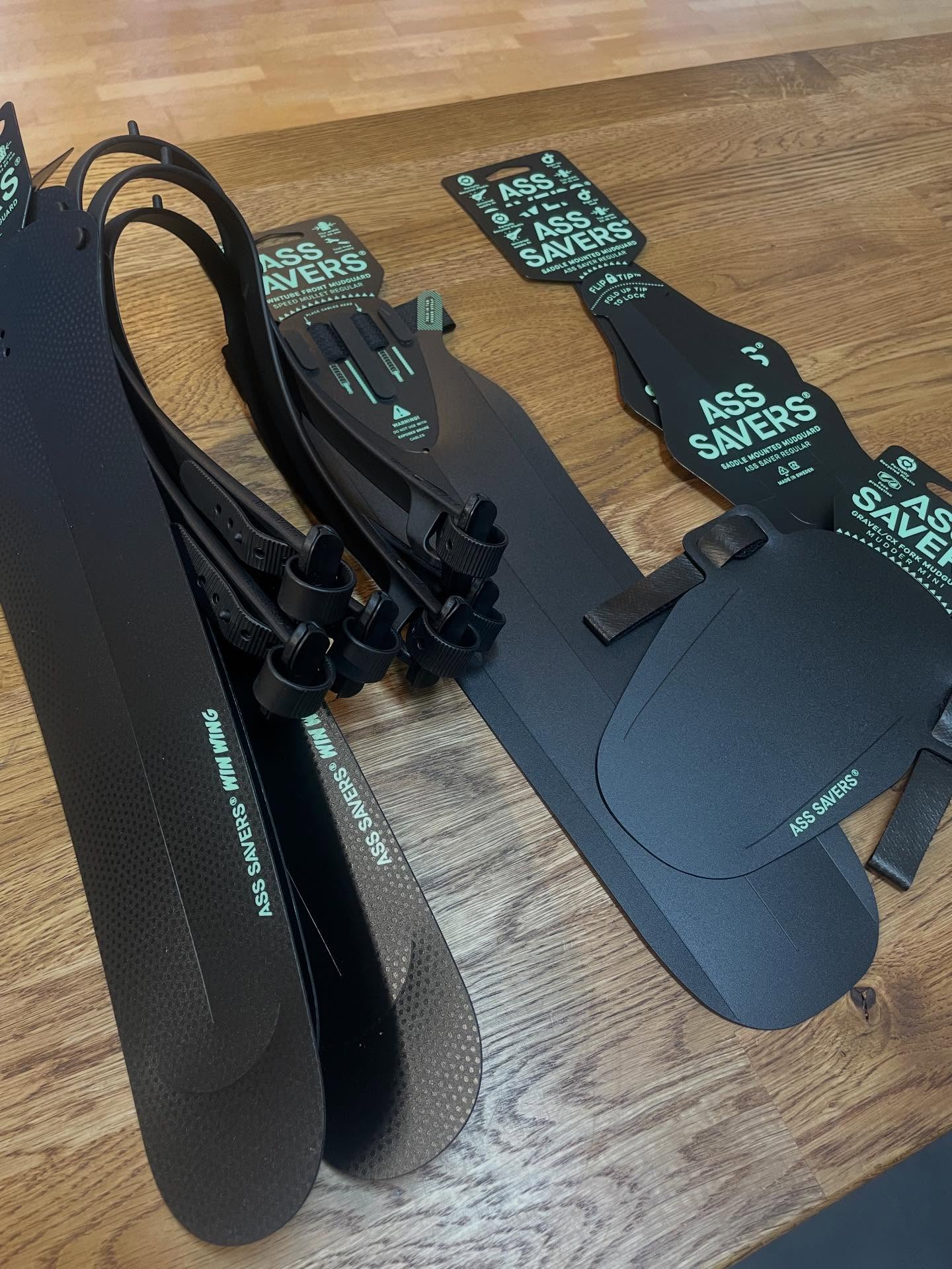 Nytt i butiken - Ass Savers skärmar för gravelcyklar! 🌧️
Trött på stänk, lera och blöta ryggar på gravelpassen? Nu har vi fått in Ass Savers. Lätta, smidiga och otroligt effektiva skärmar som skyddar dig utan att tynga ner cykeln.
✅ Perfekt passform
✅ Monterad på sekunder (inga verktyg behövs)
Perfekt för hösten 🍁 och vinterns ❄️ alla äventyr
👉 Kom förbi butiken 👋