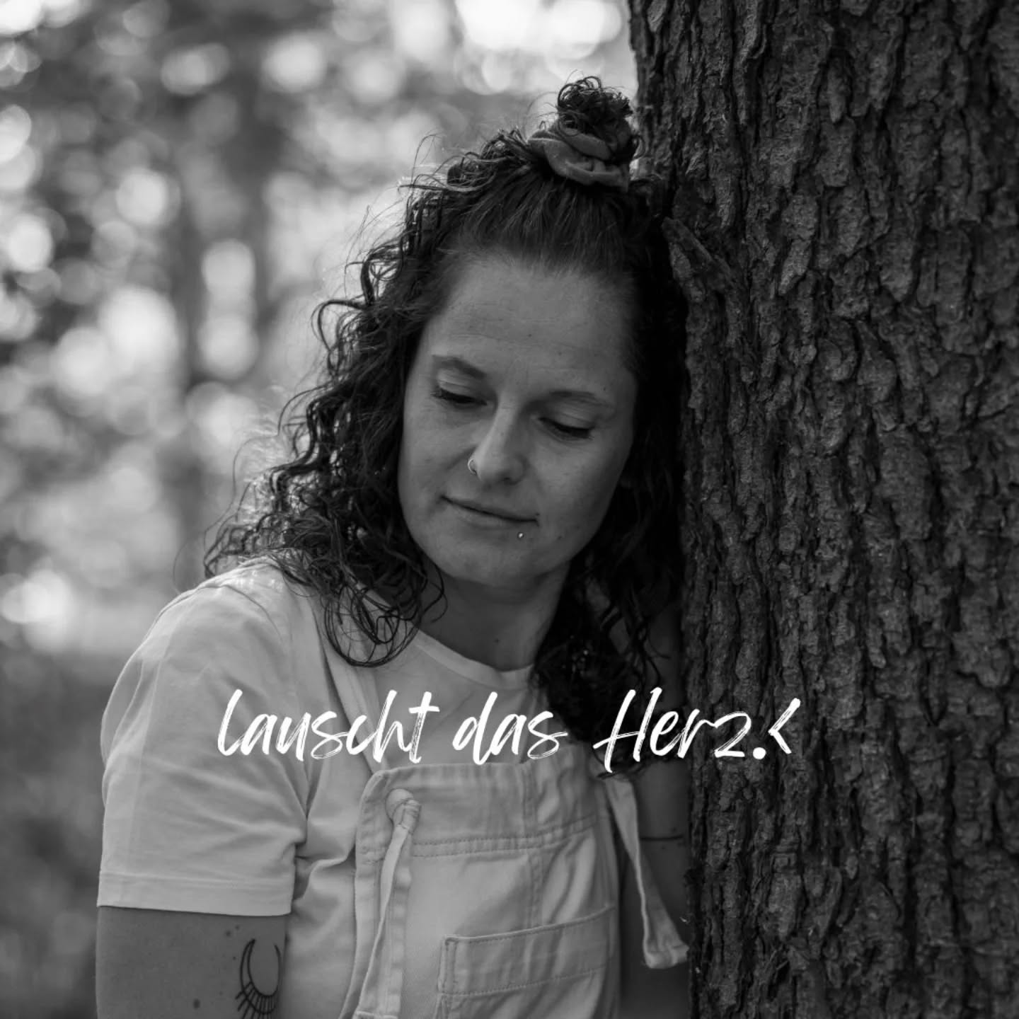 für Stille, die verbindet.
So schreibe ich diese Zeilen mit Geduld, Demut und Dankbarkeit. Und diesem warmen Gefühl in der Magengrube, dass Zeit wertvoll ist. So wie die Stille. Ein achtsamer Rückzug in einer schnellen, lauten, fordernden Welt. Ein wildverwachsener Pfad auf gewohnten Wegen. Eine echte Verbindung unter künstlichen. Die uns begleitet. Die uns nährt. Auch in Stille. Möge diese Zeit uns daran erinnern. Uns einstimmen auf das was ist. Und das, was folgt, wenn wir mutig sind, still zu sein.
"STILL, STILL, STILL.
WENN DIE SEELE FLÜSTERT,
LAUSCHT DAS HERZ."
#tanjastexte
#tanjavogt
#zeichenstilundemotion
#bethechangemovement