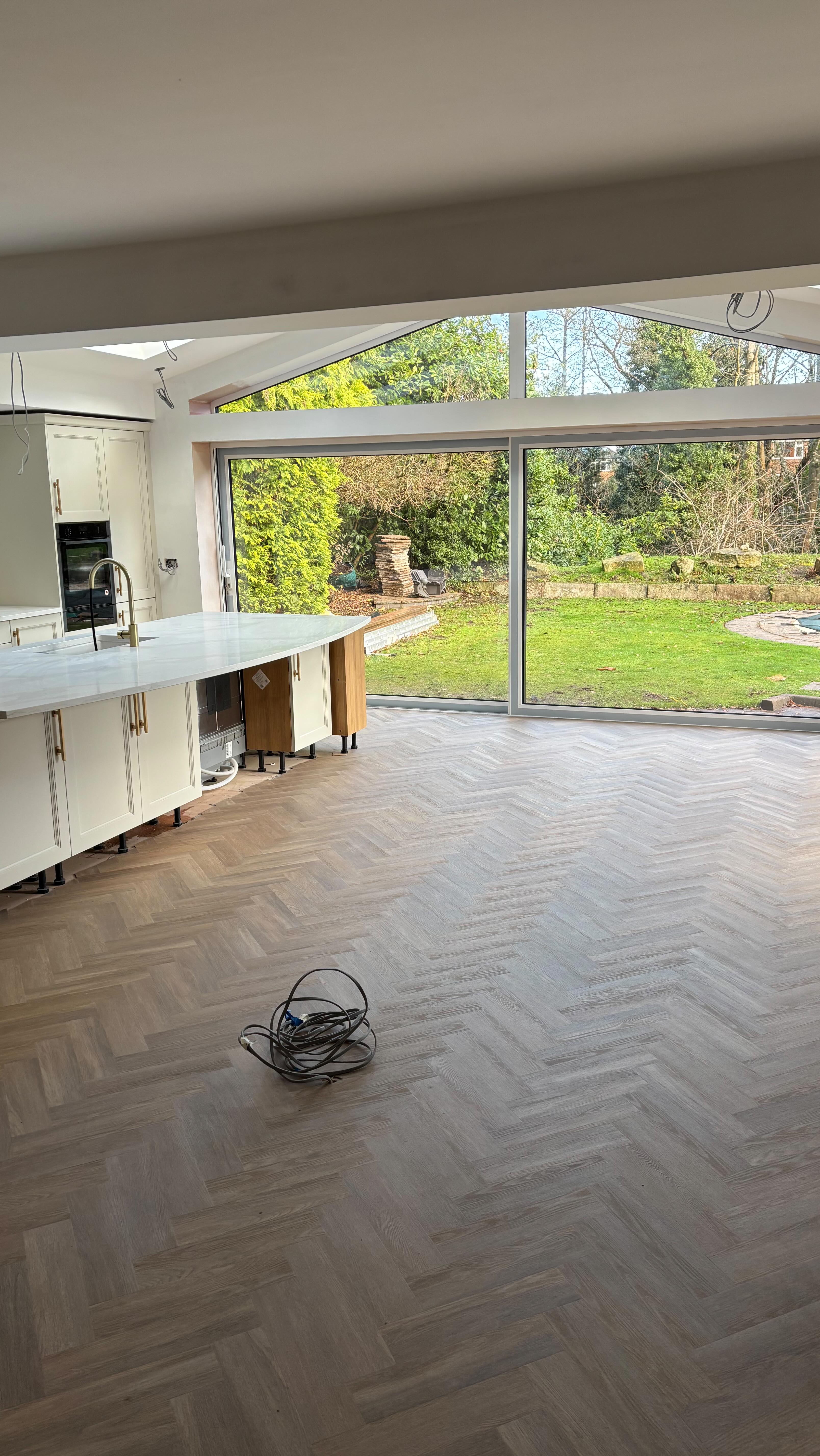 Really enjoyed fitting this beautiful @invictusflooring Maximus New England Oak Sand in herringbone to this stunning property. The colour really brought the warmth and homely feel to this new kitchen extension built by @derbyshireconstruction ππ»ππ»π₯.
#manchesterfloorlayers #manchesterhomerenovation #manchesterlvtfloor #parquetflooring #herringbone #manchesterfloorfitter #manchesterkitchenfitter