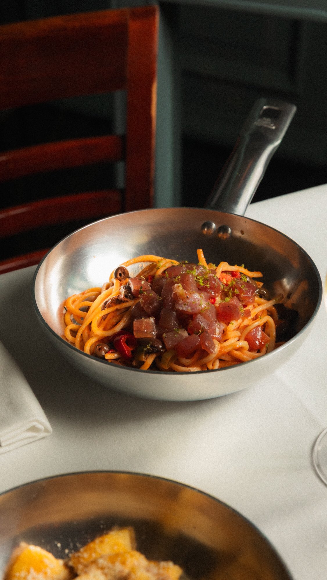 Tonno & Limone:
Fresh tuna pasta with a lively mix of chili, olives, tomatoes, capers, and a hint of lemon zest. Bright, zesty, and full of Mediterranean flavor.
.
.
.
#lingunitrattoria #italianrestaurantamsterdam #foodieinamsterdam