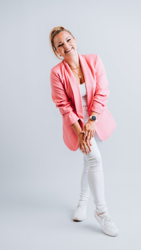 Professionell bleiben, lächeln, pflegen … repeat.
Und sobald die letzte Kundin raus ist?
Mein Gehirn: Let’s gooooo – jetzt wird erstmal abgedanced!
Manchmal braucht’s einfach 30 Sekunden Tanzen, um den ganzen Tag rauszulassen.
Wer fühlt’s auch? 🫶✨“
#feierabendvibes #kosmetikstudio #kosmetikerin #beautysalon #beautylife #adhshumor #adhsvibes #pov #beautybusiness #selbstständigefrauen #skincarelover #beautyroutine #funreels #behindthescenes #beautycontent