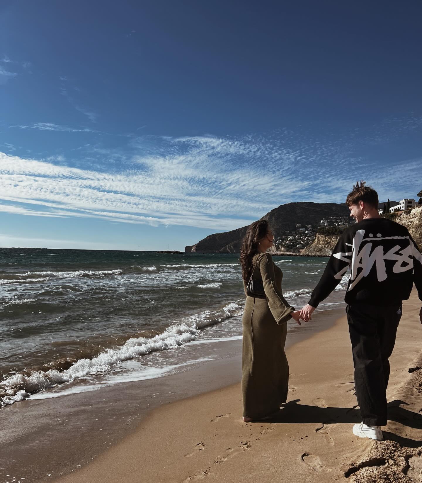 Lieve allemaal,
Wie zijn wij? Wij zijn Bas en Joy, partners met een gedeelde passie voor wellness.
Bas groeide op tussen zwembaden en wellnessprojecten via het familiebedrijf Leukzwembad en bouwde in de loop der jaren een sterke kennis op binnen de zwembad- en wellnesssector. Ik, Joy, heb mijn hart verloren aan de wellnesswereld en werk al jarenlang als masseuse. Het creëren van rustmomenten en mensen opnieuw laten stralen is zoveel meer dan een beroep, maar een passie en mijn kracht.
Samen besloten wij deze liefde te bundelen in onze eigen privé wellness. Een plek waar kwaliteit, warmte, privacy en persoonlijke aandacht centraal staan. Geen haast, geen drukte, alleen tijd voor jezelf en elkaar in een rustige, luxueuze omgeving.
En alsof dit avontuur nog niet bijzonder genoeg is, mogen wij binnenkort ons eerste kindje verwelkomen. Dit nieuwe hoofdstuk in ons leven geeft ons nóg meer motivatie om een warme, liefdevolle plek te creëren waar iedereen zich welkom voelt.
We kijken er enorm naar uit om jullie binnenkort te mogen ontvangen en jullie te laten meegenieten van onze passie voor ontspanning. 🤍