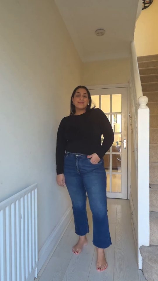 ✨ Elevating a Basic outfit ✨
A simple top + jeans doesn’t have to mean a simple look.
It’s all in the styling 👌🏽
Here’s how to take your everyday base and make it look effortlessly put-together:
✔️ Add structure
✔️ Play with proportions
✔️ Layer with intention
✔️ Finish with accessories that speak
When you know how to elevate the basics, you’ll never feel “under-dressed” again.
Ready to level up your everyday style? Get in touch hello@jaschana.com
#StyleTips #CurvyStyle #EffortlessOutfits #WardrobeEssentials #StyleConfidence #EverydayElevated #personalstylistessex #londonstylist