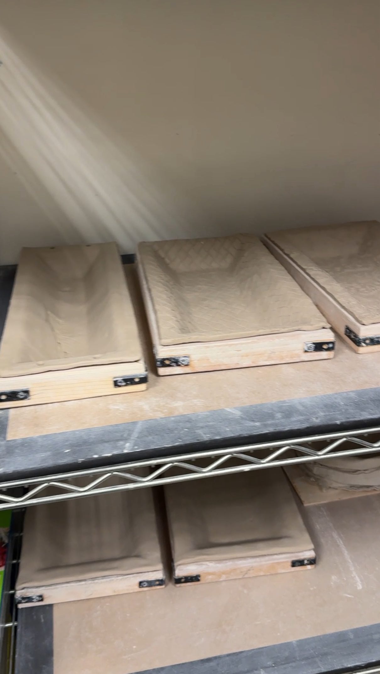 So many drop platters! 🫣 love making these.
#ceramicclass #ceramics #dropplatters