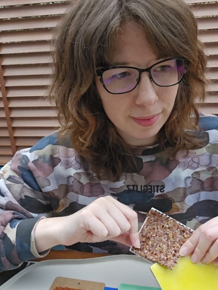 In augustus schreef ik mij in bij de KvK en gisteren gaf ik de eindpresentatie aan mijn eerste officiële klant! Bij mijn eerste locatiebezoek had dit jonge stel op basis van het moodboard bank en keukenwandtegels besteld (waarvan ik de stalen vasthou) en die kon ik gelijk bewonderen. Zo tof om het resultaat al deels te zien.
Van de keukenwandtegels gaven ze aan: 'echt een knaller en inderdaad mooi dat het de ruimte verlengt. Nu valt het alleen weer op dat de rest van de kamer een beetje braaf en saai is'. Dat laatste vond ik stiekem wel leuk, want wil je dus naar kleurrijk en gedurfd dan moet je mij hebben!
En ook voor het optimaal benutten van ruimtes. Op afbeelding 3 zie je hun keukenwand waar je moeilijk iets mee kunt omdat je rekening moet houden met de loopruimte en dat de muur links 23 cm naar voren komt. Ik vond een statement van een vitrinekast (afbeelding 4) die perfect past in het kleurenpalet en met de juiste afmetingen. SCHAAKMAT. Alsof het ervoor gemaakt is: zij werden er ook blij van. Tot nu toe geen dag spijt gehad van mijn KvK-inschrijving :-)
#interieurstylist #interieurstyling #kleurrijkwonen #ruimteoptimalisatie