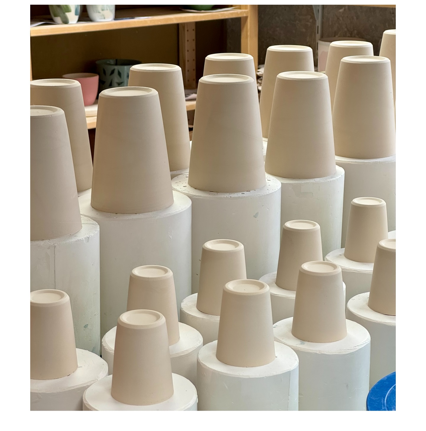 ✨ Heiliger Bimbam! ✨
Ab morgen in Zürich Oerlikon. Do bis So.
Wir sind mit dabei und haben unsere Züribecher im Gepäck 🤍
Perfekt zum Verschenken, Behalten, Verlieben.
Also lieber jetzt noch sichern 😉
Komm vorbei, schlendere, stöbere & sag Hallo 👋
Wir freuen uns riesig!
📍 Heiliger Bimbam Markt, Halle550 Zürich Oerlikon
🗓 Do/Fr 17-22 Uhr, Sa 12-21 Uhr, So 12-18 Uhr