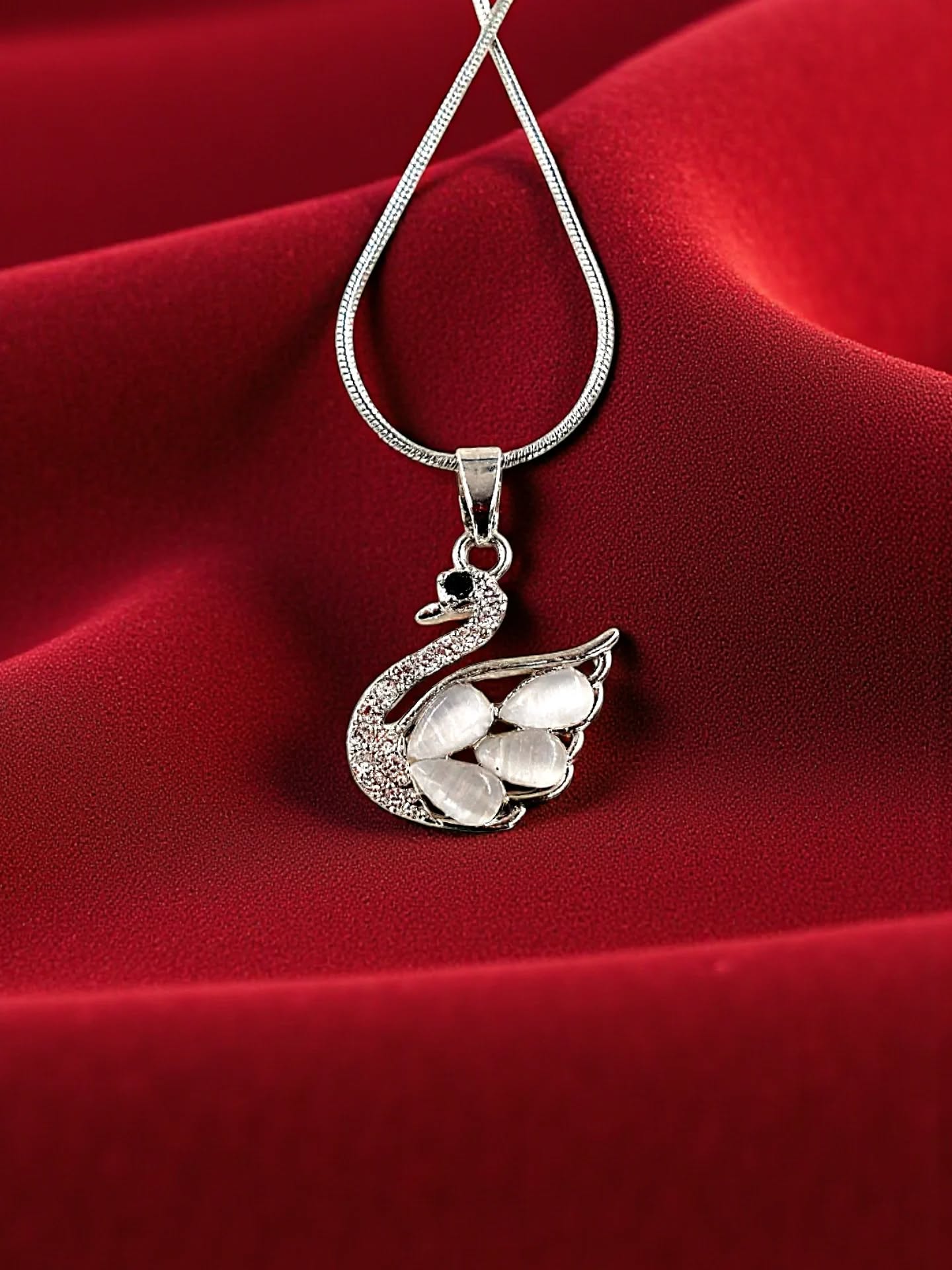 "Kuğu Figürlü Gümüş Kolye" aşka inananlara en güzel hediyemiz ❤️
Stella Fortis™ ışıltısıyla tüm kadınların yanında.
#Amazon
#HepsiBurada
#Trendyol
https://www.stellafortis.com.tr/