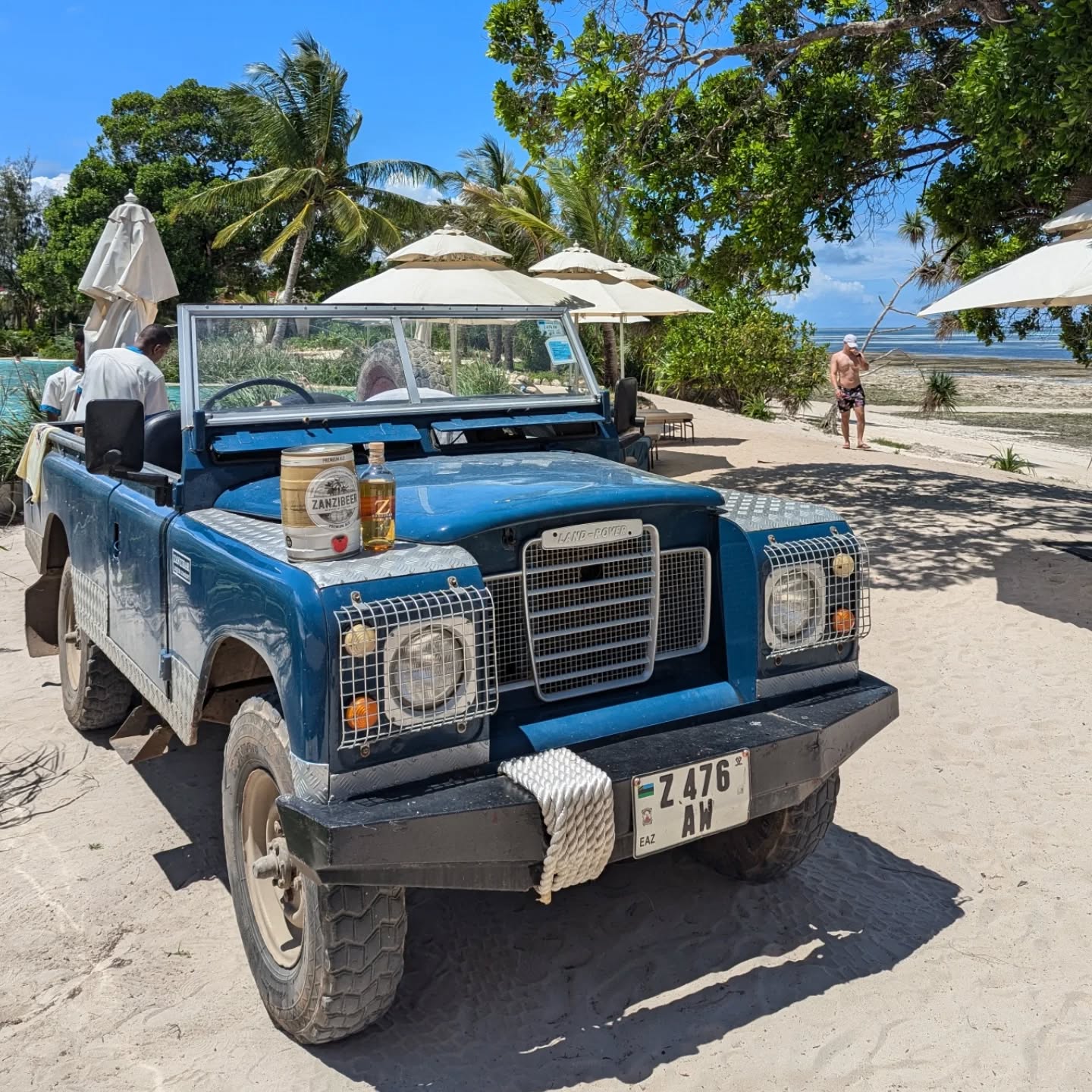 An old Land Rover, Ice-cold drinks and a perfect Zanzibar beach view ๐๐ด๐น
We took the car bar down to the lovely @zanzibluewavesresort for another incredible day by the ocean a few weeks ago โ this time teaming up once again with our friends at @zanzi_beer ๐บ
We served some of our favourite cocktails in a great setting between the pool and the sea ๐๐ฝ
Thanks to @veritaszanzibar for supporting, you can find our rum & gin back in stock this week!
Also thanks to the amazing zanzibluewaves team! We will be back for another Sunday session ๐๐ฝ๐บ๐ฝ
#Zanzibar #LandRoverBar #ZanzibarLiquorCompany #Rum #Gin #TasteOfTheSpiceIslands