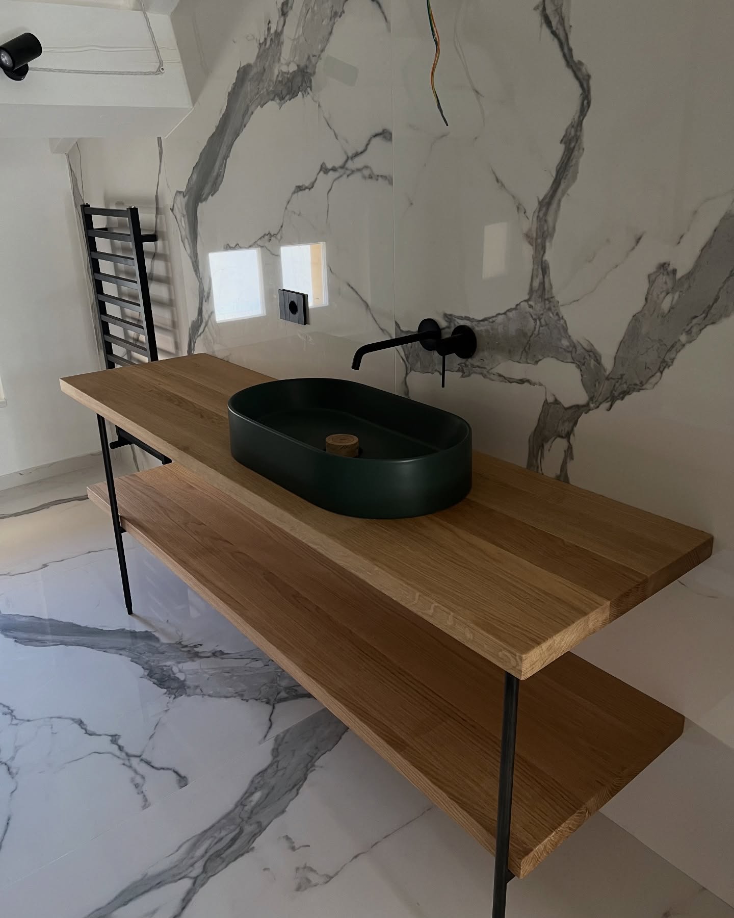 Negli anni il bagno ha cambiato anima: da piccola stanza di servizio è diventato un rifugio quotidiano, un luogo dove rallentare, respirare e prendersi cura di sé.
È qui che sono nati i nostri primi mobili su misura: richieste speciali dei clienti che cercavano qualcosa capace di unire funzionalità, estetica e un dialogo armonioso con il resto della casa.
Da un semplice piano d’appoggio a un vero custode di oggetti, profumi e routine di benessere: ogni mobile da bagno che realizziamo porta con sé la nostra storia, le mani che lo hanno creato e i desideri di chi ce lo ha affidato.
Negli anni ne abbiamo prodotti tanti, di forma e aspetto differenti, nessuno uguale all’altro. Perché ogni casa è unica. E ogni bagno merita il suo spazio speciale.
#MessoriArredamenti #falegnameria #artigianatoitaliano