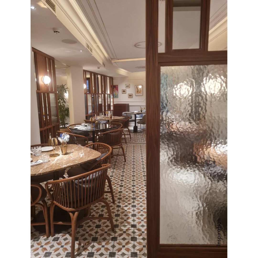 Mon regard d’architecte, au cœur d’un hôtel 5 étoiles à Barcelone.
Lors de ma visite dans le quartier gothique de Barcelone, j’ai découvert un hôtel 5 étoiles qui illustre parfaitement ce que peut être une expérience haut de gamme pensée dans ses moindres détails.
Les matériaux choisis, les textures et la lumière créent une atmosphère à la fois chaleureuse, conviviale et harmonieuse, où chaque élément a sa raison d’être.
Les tons bruns, terracotta et verts, associés à la juxtaposition assumée de motifs et de matériaux comme le bois et les faïences, donnent une identité forte et accueillante à chaque espace.
J’ai été séduite par le parti pris de circulation : le bar au rez-de-chaussée attire naturellement le visiteur, tandis que la réception au premier étage invite à un parcours fluide et surprenant.
L’espace se découvre, se vit, et stimule l’envie de rester.
Un espace doit inviter à se sentir pleinement accueilli et en harmonie.
lieu : Hotel Kimpton Vividora Barcelone
@elequipocreativo
#o2bdesigninterieur #architectedinterieur #architecteinterieurparis #luxuryhotel #hoteldesign #hotels #inspirations #materiaux #barcelone #visualidentity