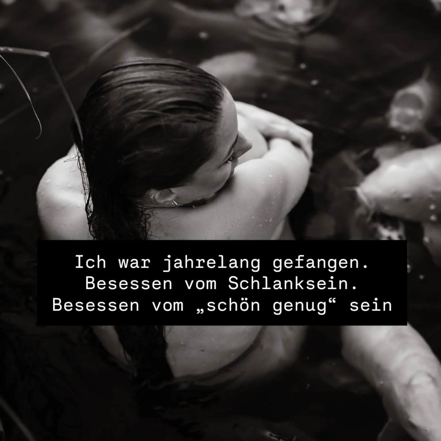 Heute teile ich etwas sehe persönliches - einen Teil meiner Geschichte...
Meine Weiblichkeit habe ich nicht in Schönheitsidealen gefunden.
Nicht im Schlanksein.
Nicht im "schön genug" sein.
Ich habe sie dort gefunden,
wo ich am tiefsten gefallen bin.
Jahrelang war ich das "Salatmädchen".
Besessen von der Idee, dass ich schlank sein muss, um liebenswert zu sein. Dass Schönheit mein Wert ist.
Und was von außen diszipliniert aussah, war in Wahrheit eine Qual...
Rund um die Uhr kreisten meine Gedanken ums Essen.
Was darf ich essen?
Was nicht?
Wie viele Kalorien?
Wie mache ich es wieder gut?
Es war ein ständiger Kampf gegen meinen eigenen Körper.
Ein Gefängnis im Kopf.
Ich war müde.
Leer.
Depressiv.
Ich habe mich selbst verachtet.
Ich habe meinen Körper als Feind erlebt.
Jede Faser hat geschrien und ich habe es überhört.
Fünfmal die Woche Gym.
Fasten.
Kontrolle.
Hungern.
Alkohol als Betäubung.
Kein Zyklus.
Keine Energie.
Keine Lebenslust.
Ich habe nicht gelebt - ich habe überlebt.
Und dann kam die Mutterschaft.
Meine Initiation.
Der erste leise Ruf zurück zum Körper.
Zur Lebendigkeit.
Zur Wahrheit.
Ich habe verstanden:
Weiblichkeit entsteht nicht durch "schön genug".
Nicht durch Schlankheit.
Nicht durch Selbstoptimierung.
Weiblichkeit entsteht,
wenn wir wieder bei uns ankommen.
Im Fühlen.
Im Fließen.
In der Weichheit und der Wildheit.
In der Tiefe und in der Kraft.
Ich bin nicht geheilt,
weil ich perfekt lebe.
Ich bin geheilt, weil ich aufgehört habe, gegen mich zu kämpfen. Weil ich meinen Körper nicht mehr strafe -
sondern bewohne und ehre.
Für jede Frau, die kämpft:
Du bist nicht allein.
Und du musst nicht kleiner, dünner, perfekter sein.
Du darfst hier sein.
Jetzt.
Ganz.
In dir.
Ich sehe dich liebe Frau.
🌹🙏
#weiblichkeit
#healingjourney
#essstörungheilung
#embodiment
#koerperweisheit
#feminineawakening