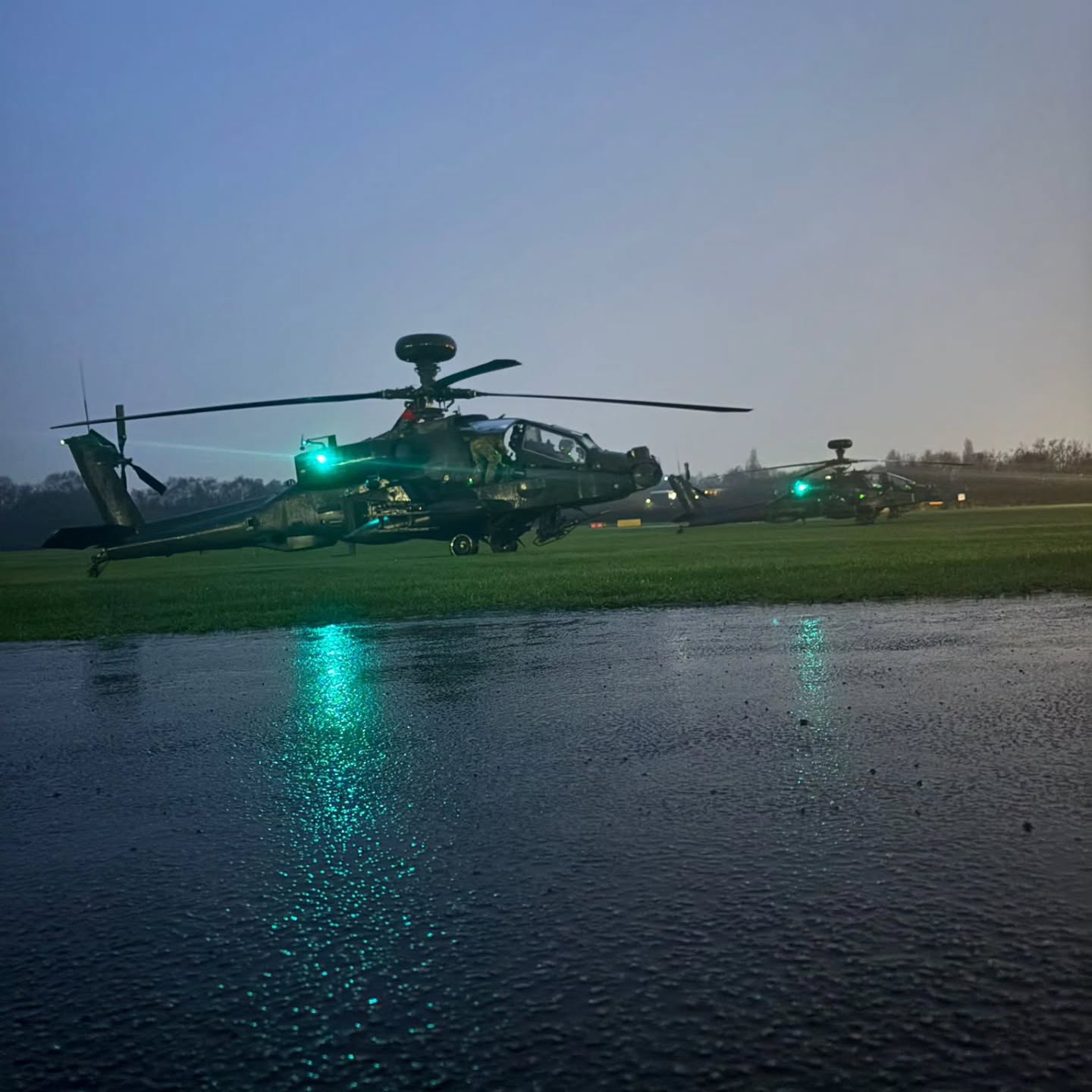 A cold and wet fuel stop for DEMON this evening, warmed up with tastey @fiveguysuk ⛽️ 🍔 🍟 #BartonEats
📷 @dandan.heliman
#ah64 #h64 #britisharmy #armyaircorps #Apache #apachecrew #f34 #fiveguys #ah64apache #ah64e #raining #raindrops #militarypilot #MilitaryAviation #militarycrew #generalaviationlovers #flyer #jeta1