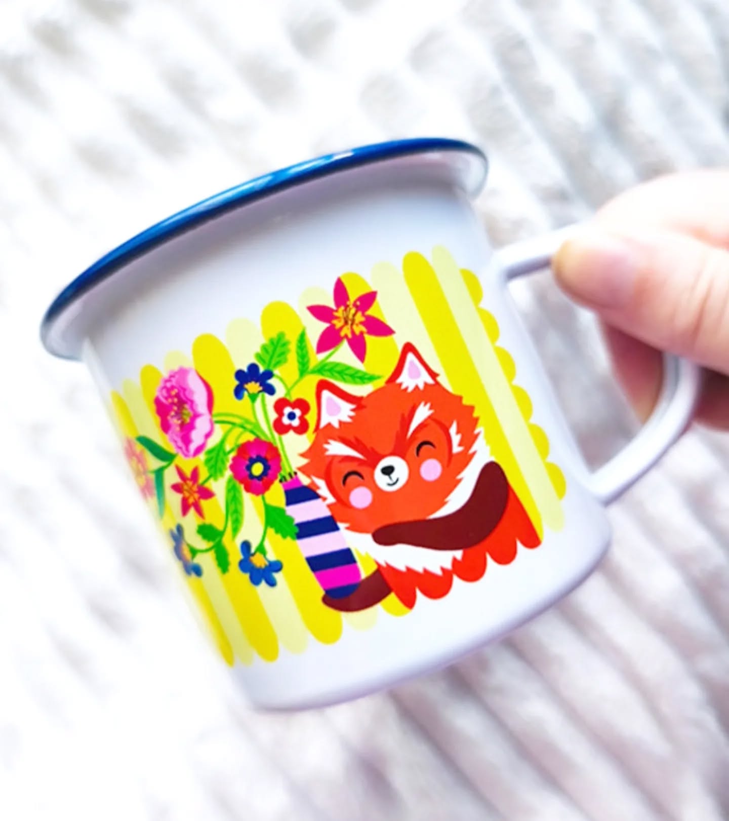 Pour vos tasses, vous êtes plutôt team:
A: couleurs/rayures et mascotte kawaii
B: cosmique, poésie et douceur
Moi ça dépend des jours 😜
°°°
Une tasse c'est toujours un cadeau sympa, surtout que celles ci elles s'emmènent partout avec soi! Au travail, à son cours de sport, en rando, au camping ou en pique nique c'est une alliée de taille!
Ici il y en a partout car elles servent aussi de pot à crayon à l'atelier, pot à couvert dans la cuisine et pot à brosse à dent dans la salle de bain.
Y en a même qui servent de pot de fleur pour nos petites boutures. 😁
°°°
#mug #tasse #idéescadeaux #illustration #art #noia #smallbusiness #noel #cosmic #kawaiiart #mignon