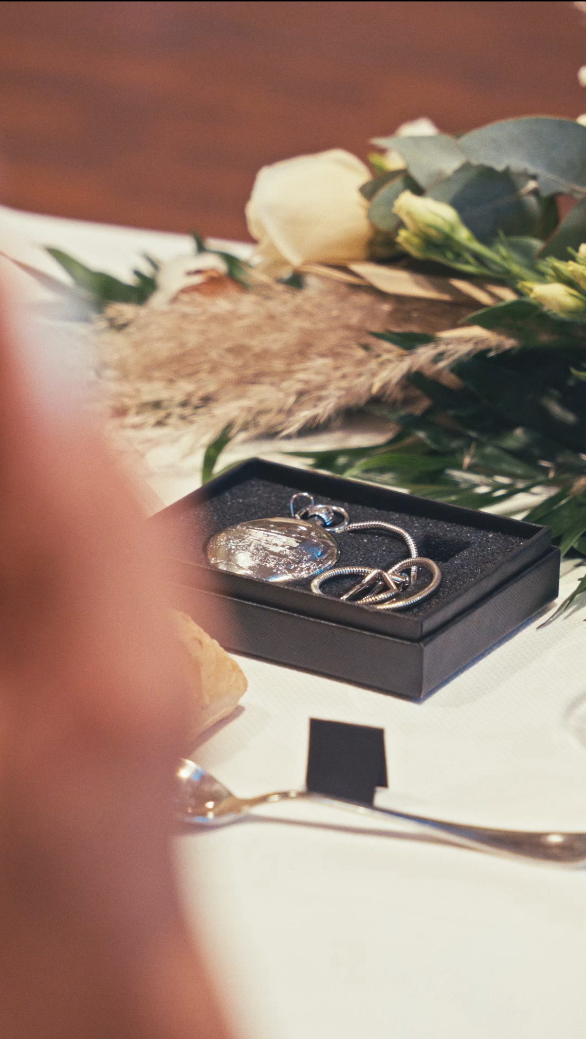 Parfois il n’est pas nécessaire de faire un long discours.
Les petites attentions font parfois toute la différence 😌
Stylée le cadeau aux mariés ?
#speech #wedding #weddingfilm #mariage #weddingday