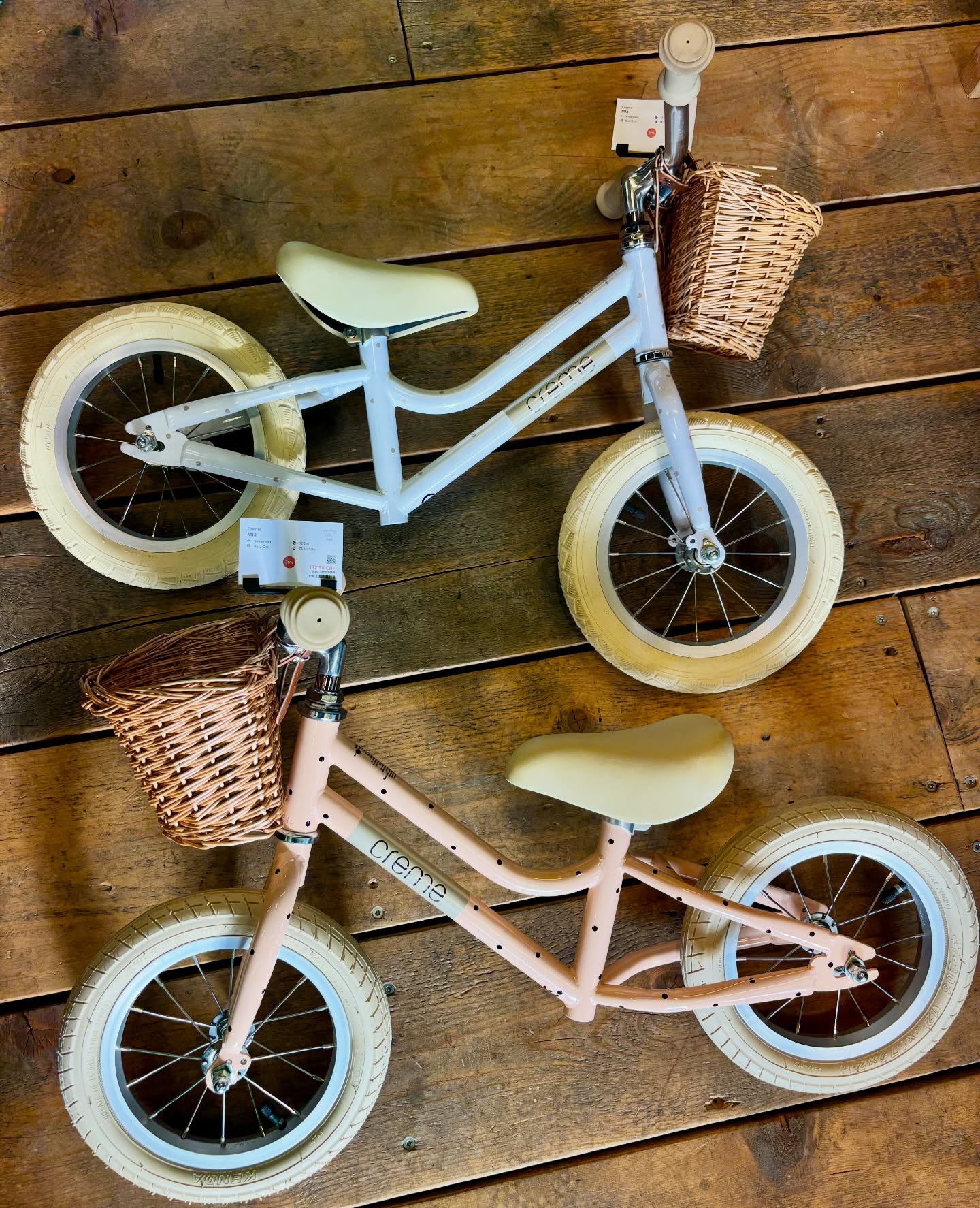 ✨ Kleine Weihnachtsfreuden auf zwei Rädern ✨
Die perfekten 12’’ Laufräder für strahlende Kinderaugen 🎁🚲
🌸 Rosa: CHF 132.30
🤍 Weiss: CHF 94.50
Mit süssem Körbchen & superleichtem Rahmen – bereit für jedes Abenteuer unter dem Weihnachtsbaum 🎄💫