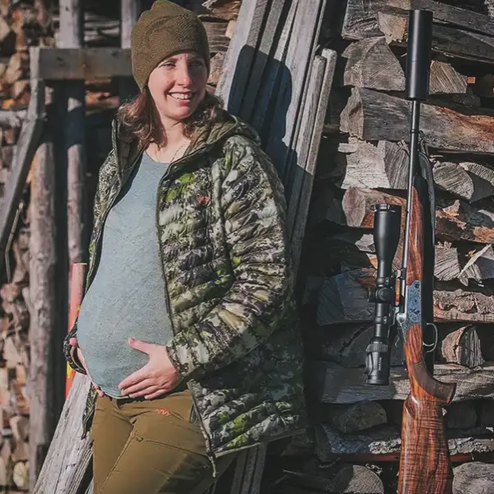 🇦🇹 Hochschwanger 🤰 im Revier.
Elisabeth zeigt, wie eng Natur, Jagd und Muttersein miteinander verbunden sein können. In den Nockbergen sitzt sie – kurz vor der Geburt – auf ihrem vertrauten Hochsitz. Nicht, um etwas zu beweisen. Sondern um Kraft zu tanken. Ruhe zu finden. Und ihrem Kind jene Werte mitzugeben, die sie selbst durchs Leben tragen: Respekt, Geduld und Verbundenheit zur Natur.
Ihre Geschichte berührt – und ihre Tipps geben Sicherheit für alle Jägerinnen, die diese besondere Zeit bewusst draußen verbringen wollen.
👉 Die ganze Reportage auf www.schussundstille.com
—————
🇬🇧 Heavily pregnant 🤰 in the hunting grounds.
Elisabeth shows how deeply motherhood, nature, and hunting can be intertwined. In the Nock Mountains, just days before giving birth, she sits on her trusted high seat. Not to prove anything — but to breathe, to ground herself, and to pass on the values that shaped her: respect, patience, and a deep connection to the wild.
Her story is moving — and her practical tips offer guidance for women who want to spend this special time safely outdoors.
👉 Read the full story on www.shotandstillness.com
#schussundstille #jagdösterreich #jagdmomente #weidgerecht #jagdgeschichte #schwangerundjagen #nockberge #jagdleidenschaft #naturverbunden #tradition #wildnisliebe #bergjagd #muttersein #huntingstories #womenwhohunt #mountainhunting #outdoorlife #pregnancyjourney #motherhood #austrianhunting #ɴᴀᴛᴜʀᴇʟᴏᴠᴇ #tradition #wildlife #nockmountains #huntingmagazine