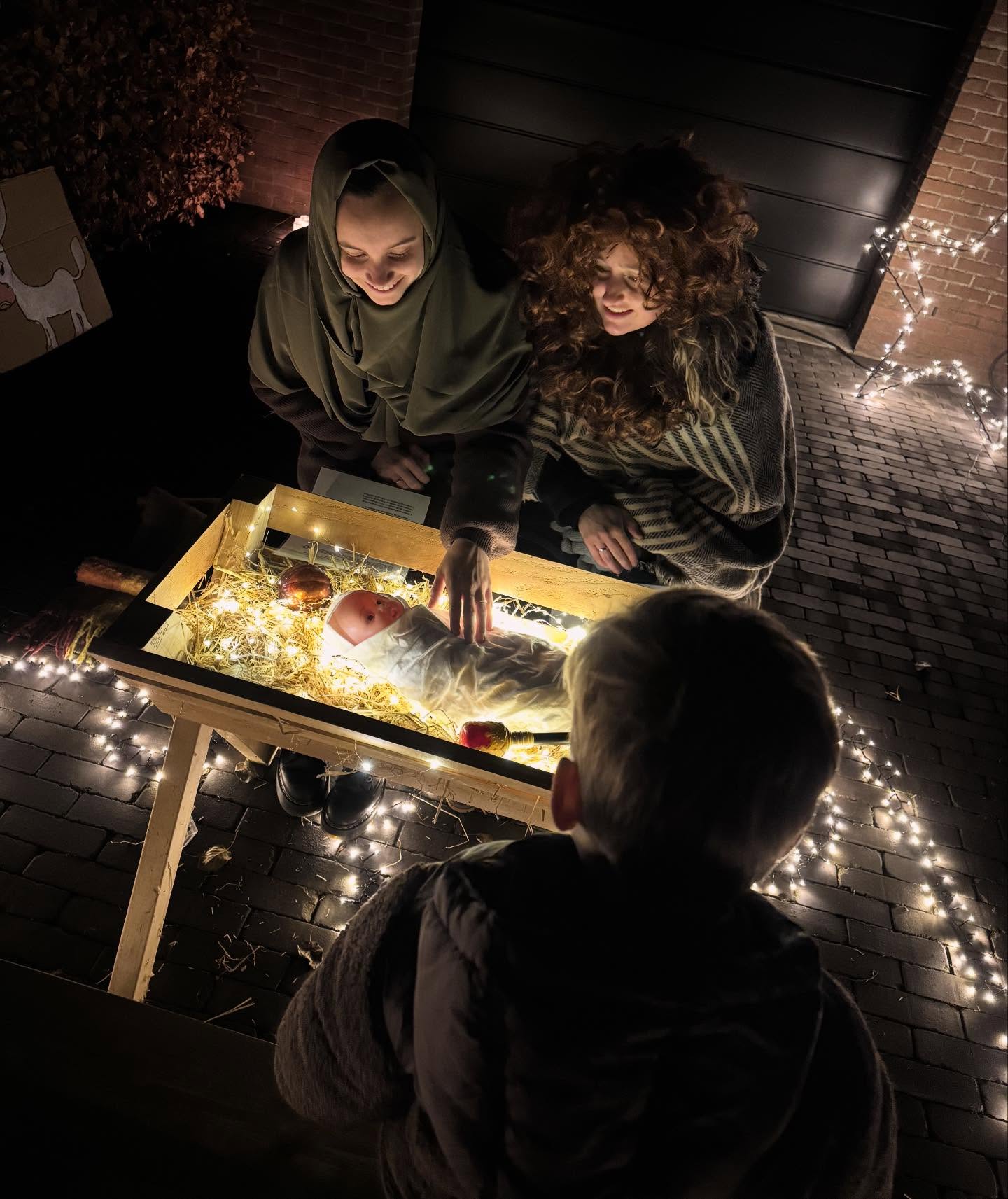 EDERVEEN - Wat een prachtige lichtjestocht! β¨De kinderen liepen langs de herbergier, ontmoetten de herders en de wijzen, en eindigden bij de stal bij het kindje Jezus. π
ZΓ³veel blije gezichtjes, lampjes en een fijne sfeer. π
Een avond om niet te vergeten! β¨π―οΈβ
