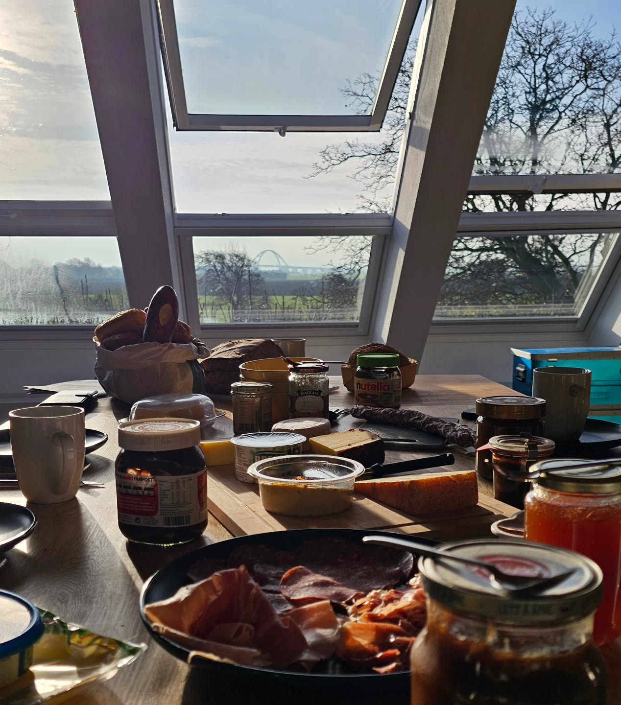 Frühstück mit Blick zur Fehmarnsundbrücke. Einer der Gründe, warum einem beim Haus im Felde das Herz aufgehen kann ♥️.
Breakfirst with view to the bridge across the Fehmarnsund. This os one of the reasons why our heart is always touched at the 'Haus im Felde ♥️.
#Ferienwohnungen
#sonneninselfehmarn
#holidayappartements
#ferienappartements
#ostseeurlaub
#Fehmarn
#kitesurfing
#windsurfing
#urlaubammeer
#wingfoil
#radfahren
#winterammeer
#weihnachtenammeer