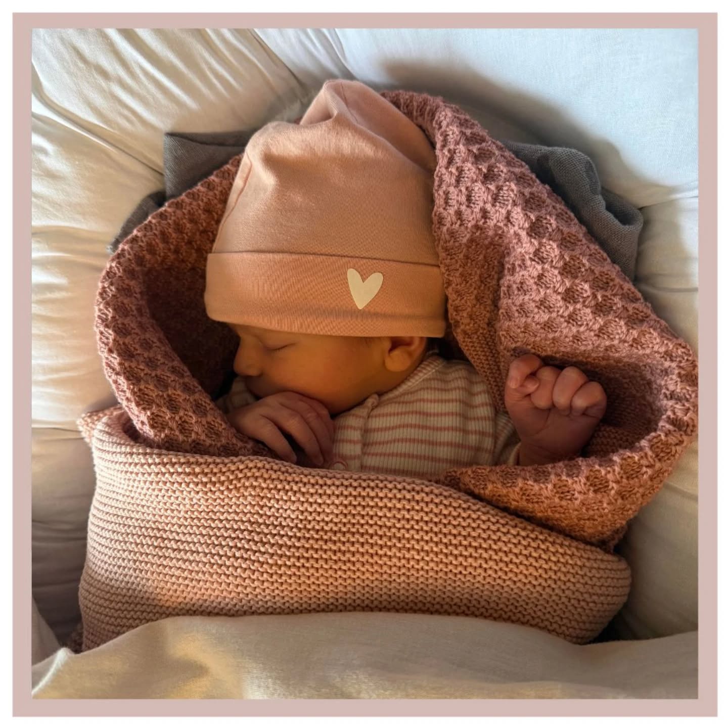 WELKOM LUNA! 🩷
Dit lieve meisje werd geboren op een heel gezellige dag! 🥳 Op 11-11-2025, om 14:19 uur maakte ze haar ouders dolgelukkig! Ze woog 3380 gram en werd geboren bij 40 weken en 4 dagen.
Helaas leerde we haar ouders Lysanne & Bart kennen onder veel minder gezellige omstandigheden. In 2024 waren ze in verwachting van hun zoontje, van wie ze helaas al veel te vroeg afscheid moesten nemen vanwege aangeboren afwijkingen. 💫 Wat vonden we het fijn om te horen dat ze zich begin dit jaar weer bij ons wilde aanmelden! De eerste paar maanden waren enorm spannend. Ze kwamen regelmatig even extra langs om naar het hartje te luisteren, en langzaam maar zeker zagen we het vertrouwen van Lysanne in haar lichaam en in haar kindje groeien. 💞
Bij 40+4 was het eindelijk zo ver! Toen Luna besloot dat het tijd was om geboren te worden, was er tegelijkertijd ook een andere baby onderweg, waardoor Joyce niet direct naar hen toe kon komen. Solange sprong even bij en ging bij Lysanne & Bart thuis langs. 🚗 Lysanne had 4 centimeter, samen vertrokken ze naar het ziekenhuis. Nadat ze de ziekenhuiskamer hadden omgetoverd tot een fijn en warm plekje en Lysanne al verschillende houdingen had geprobeerd kwam Joyce de begeleiding van Solange overnemen. Bart bleek een onwijs goede hulp. Hij sprak regelmatig bemoedigende woorden toe, masseerde haar rug en zuchtte waar nodig samen met Lysanne de weeën weg. Wat een super team zijn jullie samen! 🙌 Lysanne deed het onwijs knap, maar had het ook heel erg zwaar. Toch klaagde ze niet, en na vele uren zuchten was het dan eindelijk tijd om te gaan persen! Lysanne zat op de baarkruk en leunde op Bart die achter haar zat. Na slechts 34 minuten persen werd dit knappe meisje geboren. Hoewel ze even moest bijkomen, huilde ze al snel goed door en lag ze heerlijk tevreden bij mama op haar borst. 🥰
Lieve Lysanne & Bart, wat mogen jullie onwijs trots zijn! Luna boft met jullie als haar papa en mama. We wensen jullie heel veel geluk samen! Veel liefs, team LEV. 🩷
#verloskundigenlev #bevalling #babytijd #liefdevol #vertrouwd #verloskundige #geboorte