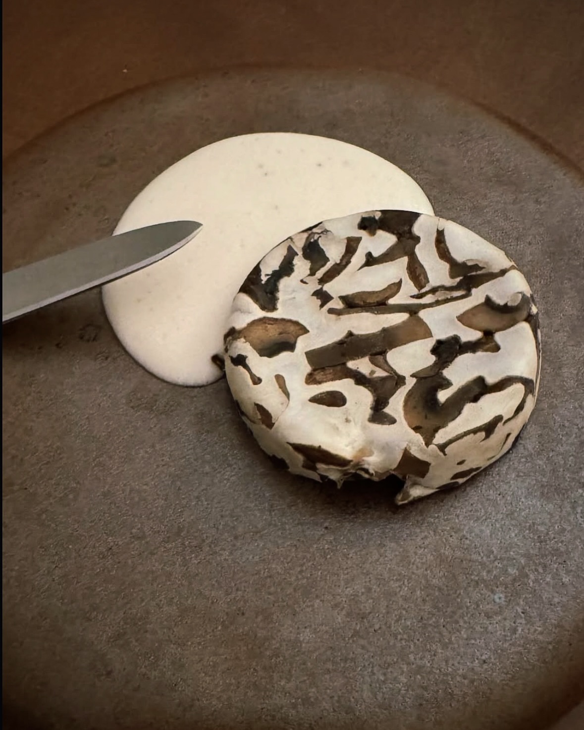 LE MYCÉLIUM, règne fongique
Pain mycélien de fungi,
Velours noir de crémini,
Crème surie au poivre des Cimes,
Chips de champignons umami,
Petit lait végétal au champignon blanc
Séquence 3 du menu végétal de la Table des Vivants, résidence Cosmos & Matter, qui a débuté il y un an déjà!
#tempeh #experienceculinaire #fermentation
@cosmos___and___matter @studiocenaaa
Céramique @__attraction__terrestre__