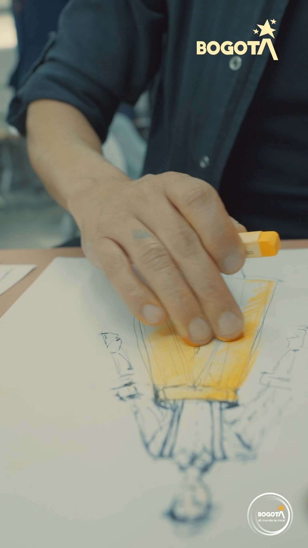 "Un lienzo en blanco, un lápiz y el talento de manos bogotanas. Así empieza el viaje hacia una ciudad soñada. 🏙️
Estamos construyendo un universo entero, pieza por pieza, puntada a puntada. Porque los grandes sueños requieren grandes artesanos.
Pronto Bogotá soñará más allá de las nubes en la Plaza Cultural La Santamaría. ☁️
@CulturaenBta @alcaldialocalsantafe @alcaldiadelacandelaria @idrdbogota @alcaldiabogota
#NavidadEsCultura2025 #BogotaSoñada #MasAllaDeLasNubes
Una producción de Al Alba Producciones en alianza con La Gata Cirko. @alalbaproducciones @lagatacirko
Producción general: Al Alba producciones @alalbaproducciones
Director artistico: Felipe Ortiz @felipe.moves
Direccion de Arte: Teatro de juguete @teatrodejuguete_creativo
Diseño de Vestuario: Teatro @teatrodejuguete_creativo @milena.forero79 en alianza con Kaftan @kaftancreador
Escenografía & Títeres Gigantes: Teatro de juguete @teatrodejuguete_creativo @carlangastitiritero
Dramaturgia: Johan Velandia @johanve_land
Realización de video: @colibri.film
Marketing digital: Bibiana Castillo @soybibicastillor"