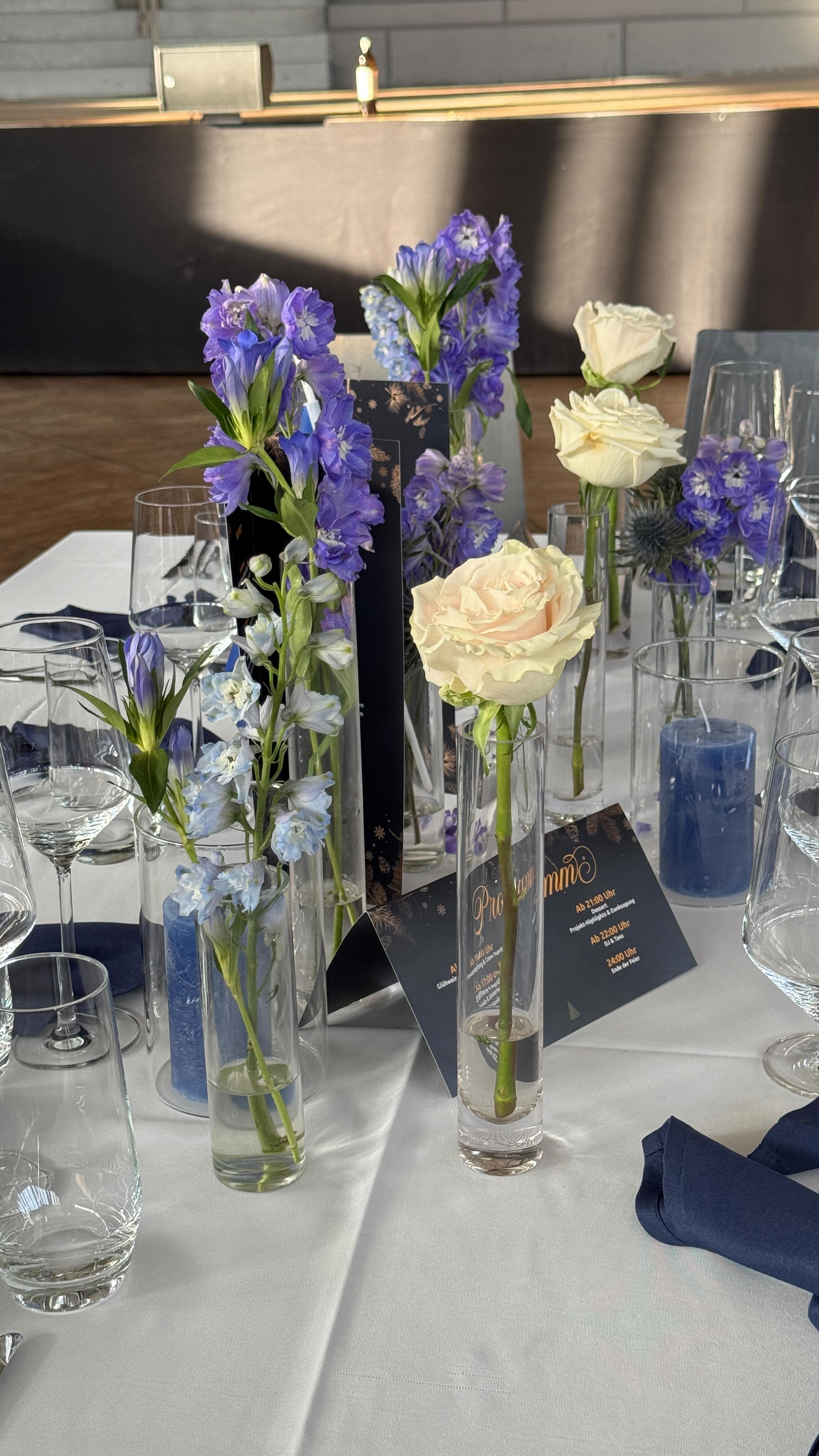 Auch dieses Jahr durften wir die Weihnachtsfeier der Firma Reline Rohrbach in ein elegantes Winterwunderland verwandeln – und wir LIEBEN das Ergebnis! ❄️💙
Danke an Reline für euer Vertrauen!
Mehr solche Traumdekorationen? ➤ Folgt uns für Inspiration 💙✨
#Weihnachtsfeier #Firmenevent #DekoInspiration #WinterWonderland #Eventdesign #Reline #Rohrbach #Dampfnudel #Dekorateurin #Eventstyling #BlueChristmas #FestlicheDeko #eventdesign #dekoration #hochzeitsdeko #hochzeitsplanung #weddinginspiration #rahsandekoration #weihnachtenmalanders