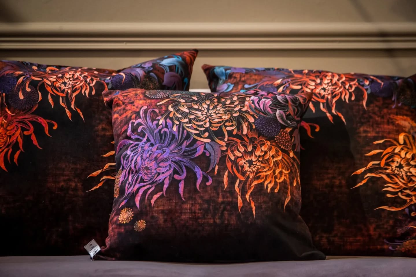 Plongez dans une ambiance chaleureuse et élégante avec les magnifiques coussins signés @marieclairez.erny @lebon.motif
🧡Sublimer votre intérieur grâce à leurs motifs vibrants et leurs matières veloutées et raffinées. De véritables pièces d’exception qui apportent caractère et douceur à votre décoration.
.
.
.
.
À découvrir dès maintenant en exposition temporaire dans notre boutique Métiers d’Art @leclosgallice
20 rue de la Juiverie Epernay
Mar au Sam 10h30-19h Dim 9h30-12h30
Chez nos artisans d'art et créateurs locaux préférés!
.
.
.
.
#leclosgallice #epernay #marne #décorationintérieure #impression #print #textilearts #textiledesign #artisanatfrancais #coussinsdesign