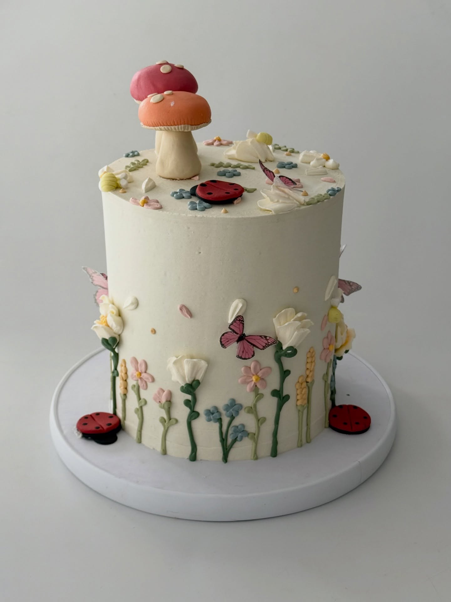 Fantasy Garden
Love this classy Fantasy Garden custom cake I got to make for a very special little girl ๐ฅฐ