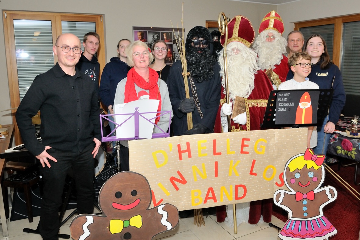 🎅🏽 Och dëst Joer war d’Miedernacher Musek de 5. Dezember nees mam Kleeschen ënnerwee, fir d’Kanner aus der Aerenzdallgemeng doheem besichen ze goen.
Dëst Joer war awer een ganz besonnescht Ereegnis: De Kleeschen an den Houséker goufen vun der Helleger Zinniklos Band bei der Famill Brachmond-Sutor vun Iermsdrëf begréisst.
Als Merci fir de 15. Besuch vum Hellege Mann an hirem Haus hunn si hinnen e puer selwer arrangéiert Stécker virgespillt.
Dofir ee grousse Merci un d’Band an d’Famill Brachmond-Sutor fir dës méi wéi gelongen Iwwerraschung 🎶
Mir soen och allen anere Famillen villmools Merci fir hier Ënnerstëtzung, a freeën eis schonn op d’nächst Joer 🎅🏽✨