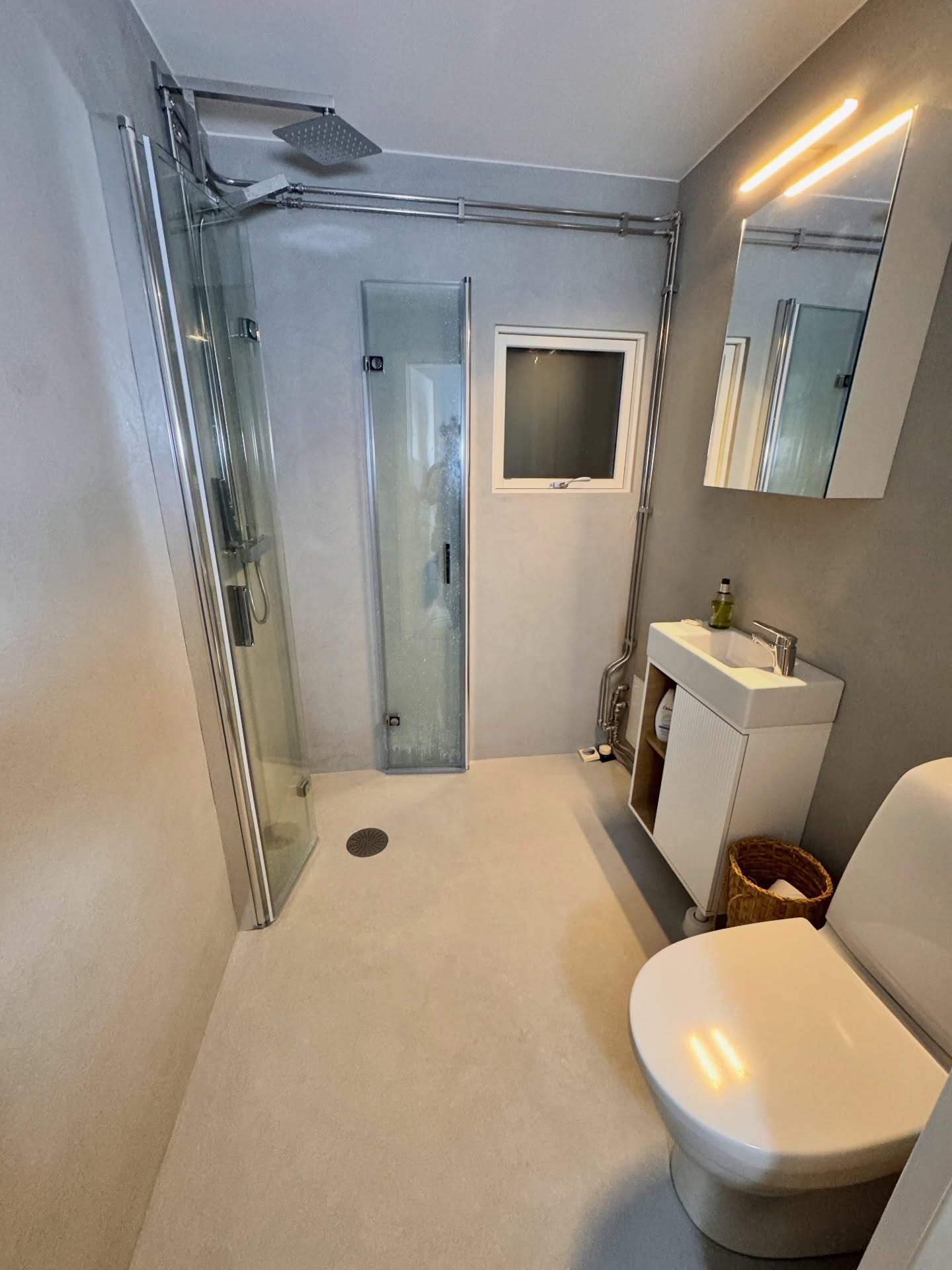 Badrum som fått en uppfräschning med Forcrete Microcement.
Mtrl./fabrikat: @designcement_ , @forcrete_
VVS: @ksrorab