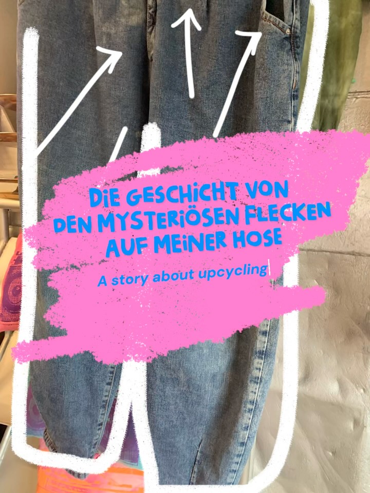 Das ist eine Upcycling-Geschichte. Keine über Siebdruck.
Vorweg: Ich liebe Klamotten. Ich hab Teile, die sind über 20 Jahre alt.
Manchmal trag ich sie ewig nicht, und dann kommt plötzlich wieder ihre Zeit – und ich bin direkt neu verliebt.
Und jetzt zur Hose:
Sie hatte diese seltsamen Flecken. Egal was ich probiert habe, sie gingen einfach nicht raus.
Die Hose war nicht neu, nicht teuer – aber ich mochte sie wirklich gern.
Also dachte ich: Warum nicht retten?
Was hätte ich verlieren können?
Getragen hab ich sie wegen der Flecken ja sowieso nicht mehr.
Also hab ich’s einfach gemacht: mehr Flecken drauf.
Und plötzlich trag ich sie wieder ständig.
Es geht nicht darum, ob ihr das Ergebnis schön findet.
Ich mag es. Und das reicht.
Das hier ist ein kleines Plädoyer dafür, eure Sachen nochmal anzuschauen und euch zu fragen:
Kann ich daraus noch was machen?
Um Geld zu sparen.
Um den Planeten zu schonen.
Und um euren Teilen ein zweites Leben zu geben.
#upcycling #ilovevintage #diy