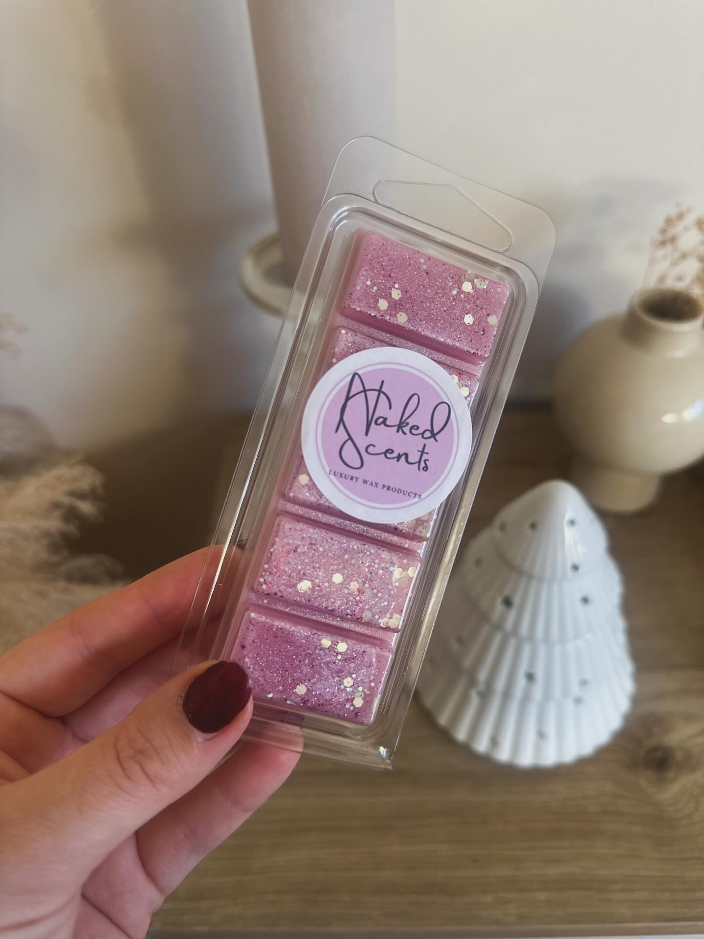 Christmas Cranberry.. ๐โจ โA festive blend of cranberry with strawberry, jasmine, caramel and vanilla with a subtle base of cinnamon and nutmeg for a fruity winter vibeโ.