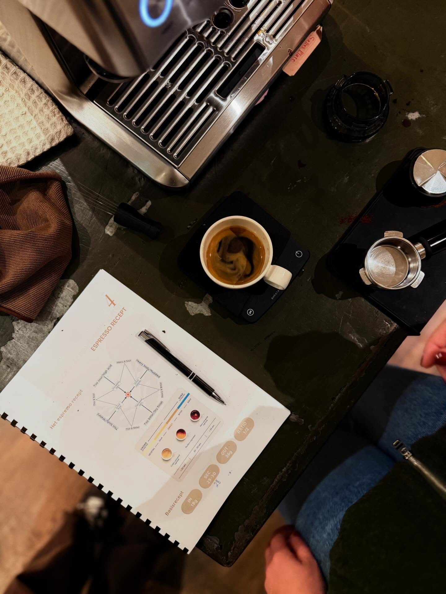 ☕ Espresso Workshop bij Bunker Genk
Altijd al willen leren hoe je de perfecte espresso zet? Neem deel aan onze espresso workshop in de gezelligste specialty koffiebar van Genk: @bunkergenk
Je leert de kneepjes van het vak op een Sage espressomachine en zet de eerste stappen om een echte thuisbarista te worden.
📅 Datum: 18/12
🕡 Uur: 18:30 – 21:00
📍 Locatie: Bunker, Genk
💶 Prijs: €70 per persoon
👥 Plaatsen: beperkt
Mocht deze datum niet uitkomen in jouw drukke agenda met de feestdagen in het vooruitzicht, hou dan zeker onze pagina of website in het oog. In het nieuwe jaar volgen er ongetwijfeld nog workshops.
Wees er snel bij en ontdek hoe je thuis koffie zet als een pro!
📸 Shots taken by @lief_capturedbyelif ✨