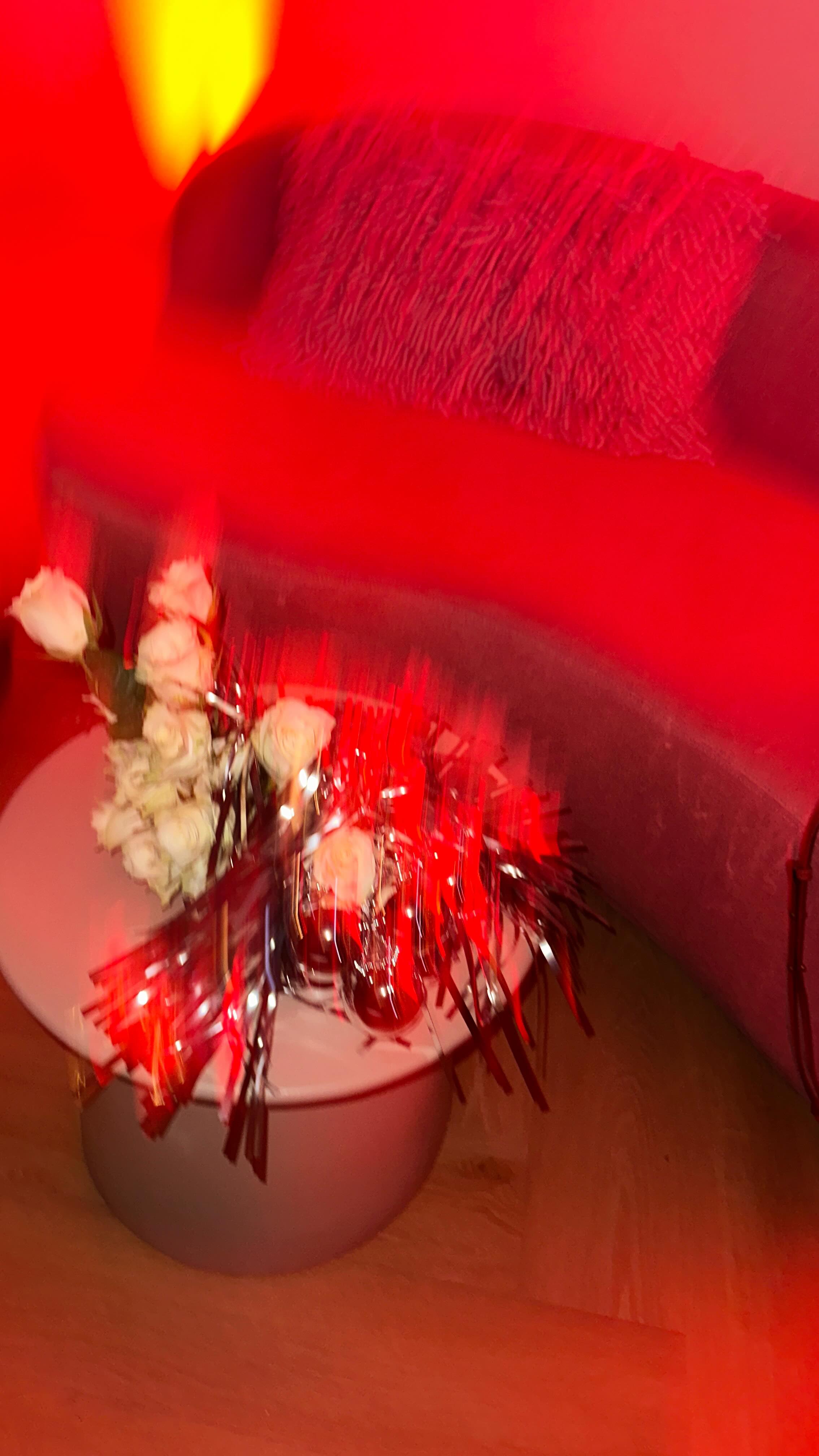 WHAT A NIGHT!! 🎄
2025 war kein leises Jahr.
Es war intensiv. Herausfordernd. Wachstumsschmerzen inklusive.
Es gab Fortschritte, Learnings, Umwege, Rückschläge – und genau die Momente, die dich prüfen, ob du wirklich weitermachst.
Was uns getragen hat?
Diese Frauen.
Diese Energie.
Abende wie dieser erinnern uns daran, warum wir losgegangen sind:
für Verbindung statt Vergleich.
für echtes Miteinander.
für Räume, in denen Frauen sich sehen, stärken und feiern.
Diese Weihnachtsfeier war mehr als ein Event.
Sie war ein Danke.
Für Vertrauen. Für Support. Für Menschen, die an uns glauben.
Von Herzen: Danke an all unsere Partner & Unterstützer:innen.
Ohne euch wäre all das nicht möglich.
Wir sind unendlich dankbar für jede Form von Rückhalt, Co-Creation und gemeinsamer Vision. 🤍
@studioglueck
@winesbybruno / @karthaeuserhof
@sheers_drinks
@ruvermeetszanchetti
@yuvam.bu / @burcin.hanife.ozturk
@schmuckdorf / @irameindl
@nevernot_official
@ylumisparkle
@hipifaible
@rhoots.de
@valjues
2025 hat uns geformt.
Und wir gehen weiter – klarer, stärker und verbundener als je zuvor. stay tuned 💖💖💖!
#network #femaleempowerment #sisterhood