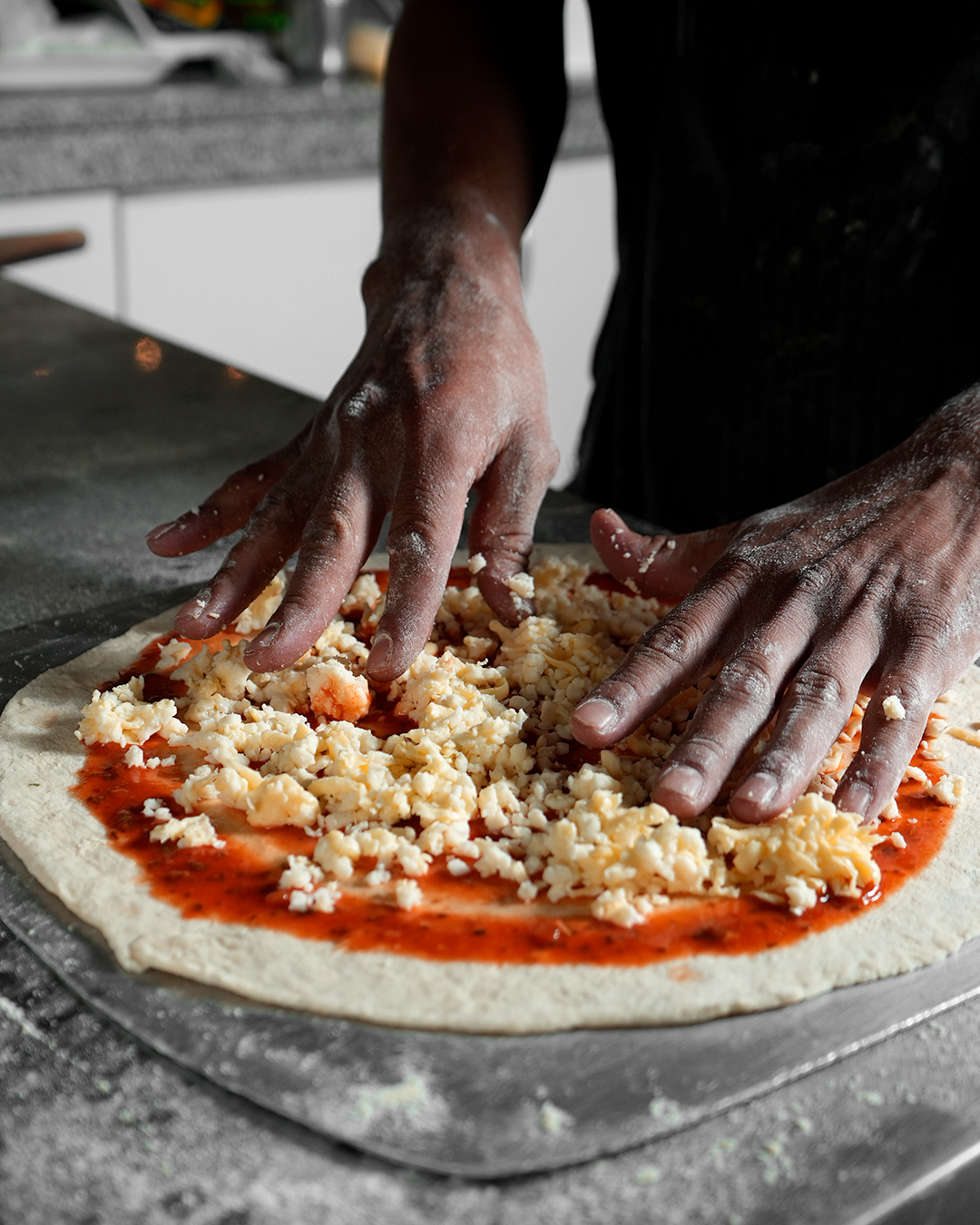 En Pizza & Totó cada pizza tiene su historia… y hoy te mostramos cómo empieza: con manos que cuidan cada detalle y mucho cariño 💛😋🧀
📲 Entra a nuestra página web pizzatoto.mx
.
.
.
#PizzaLovers #PizzaSaludable #CocinaItaliana #ItalianFood #PizzaDeliciosa #HealthyPizza #PizzaSinCulpa #AmantesDeLaPizza