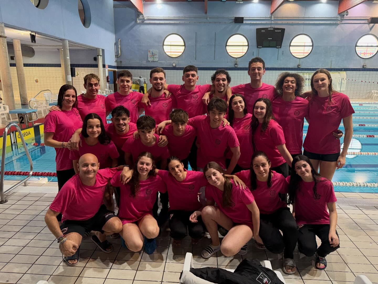 ▪️COPA DE ESPAÑA▪️
➡️ Orgullo, esfuerzo, sacrificio y compañerismo.
Hoy no solo hemos nadado una competición, hemos demostrado que cuando un equipo rema junto no hay límites 💪🏼
➡️ Chicos y chicas dándolo todo desde el primer relevo hasta el último metro, apoyándonos en cada salida, en cada viraje y en cada llegada.
➡️ Detrás de esta sonrisa hay madrugones, entrenamientos duros, nervios, ilusión y muchísimo corazón. Pase lo que pase en la clasificación, este equipo ya ha ganado. Gracias por cada grito desde la grada, cada abrazo y cada momento compartido.
Esto no es solo natación… esto es familia. ❤️🖤