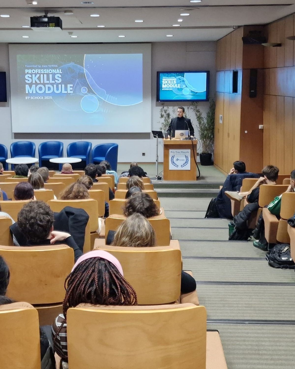 « Os profissionais acima da média são aqueles que conseguem conectar diferentes áreas do saber ».
Essa foi a mensagem principal dessa aula para mais de 100 estudantes de Engenharia de Energia aqui em Paris.
E é por isso que eu sempre digo: essas habilidades não têm nada de “soft”.
Elas são Power Skills!