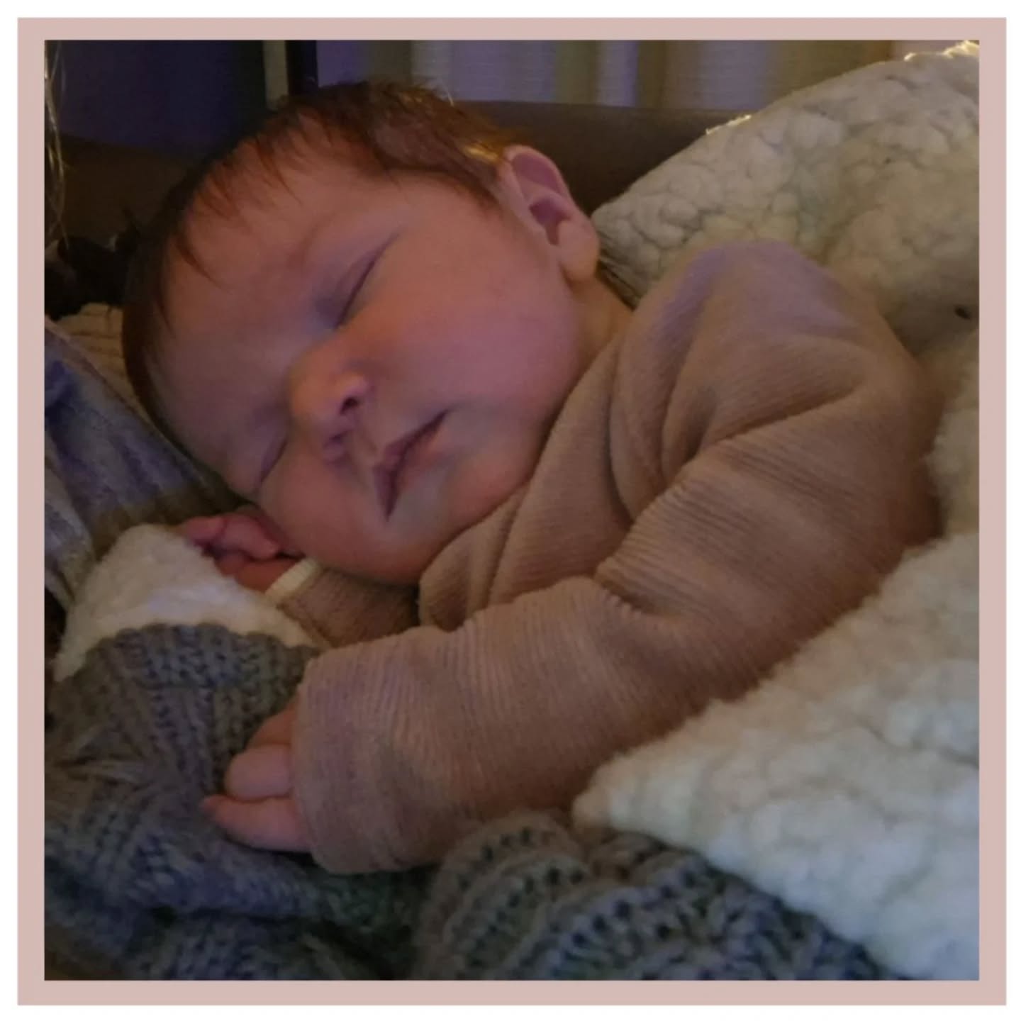 WELKOM JASMIJN! 🩷
Dit knappe meisje werd geboren op 19-11-2025 om 09:10 uur, bij 40 weken en 5 dagen. Ze woog 3835 gram.
We leerden haar ouders Joyce & Rob kennen tijdens de zwangerschap van grote broer Dex. Joyce werd toen ingeleid vanwege een hoge bloeddruk, maar daar was dit keer gelukkig geen sprake van. Helaas had Joyce wel een hele hoop andere kwaaltjes, waardoor de zwangerschap allesbehalve makkelijk was. Ze was dan ook blij dat bij 40 weken en 5 dagen dan eindelijk de bevalling begon! Toen ze belden naar LEV kregen ze Solange aan de lijn, die op dat moment een andere bevalling aan het begeleiden was. Waarom willen baby's toch zo graag allemaal tegelijk geboren worden! Gelukkig kon (verloskundige) Joyce bijspringen en bij hen thuis langs komen. Daar wordt het verhaal wel verwarrend van hè. 🤭
Bij aankomst van Joyce, had andere Joyce al 4 centimeter ontsluiting. We besloten naar het kraamhotel te vertrekken. Ook geboortefotograaf Jill kwam naar het kraamhotel. Daar ging Joyce in bad (nee, niet de verloskundige 😉). Het warme water gaf verlichting! 🛁 Toen het bad niet meer fijn was, wisselde ze regelmatig van houding. De wc bleek uiteindelijk de fijnste plek om de weeën op te vangen! 🚽 We konden allemaal onze lach niet inhouden toen ze tijdens een wee met haar schouders de wc doorspoelde! 🤭 Gelukkig kon deze mama er tussen de weeën door zelf ook om lachen. Toen Joyce aangaf het niet meer vol te houden besloten we in overleg om de vliezen te breken, in de hoop dat daardoor het laatste stukje net wat sneller zou gaan. Dat bleek te werken, want minder dan een uur daarna kreeg ze persdrang. Helaas vond Jasmijn de persdrang wat minder fijn en daalde haar hartslag. We besloten voor de zekerheid de hulp van het ziekenhuis in te schakelen. We wisselden van kamer en sloten een schedelelektrode (een draadje op het hoofdje van de baby) aan om de hartslag van Jasmijn goed in de gaten te kunnen houden. Kort daarna werd Jasmijn geboren met een goede start! 😍 Er volgden tranen van trots en ontlading! ❤️
Lieve Joyce & Rob, van harte gefeliciteerd met jullie mooie dochter! Wat mogen jullie trots zijn op zo'n mooi gezinnetje! Veel geluk samen! Liefs, Team LEV.