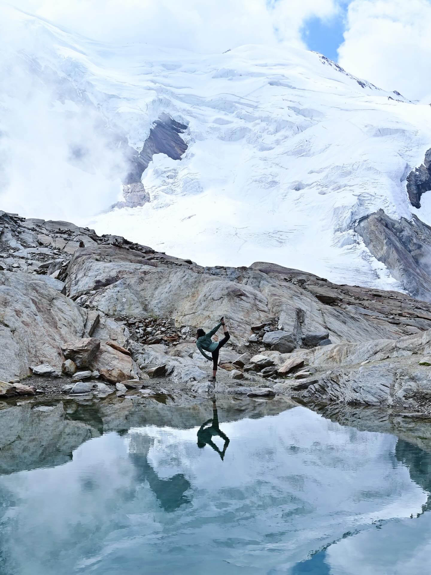 🔥 Woche 7: Finale unserer Inner Fire/Chakra Serie
Wir sind in der letzten Woche dieser kleinen Reise angekommen.
In den letzten sechs Wochen sind wir von den Füssen nach oben gewandert durch Hüfte, Bauch, Herz und Kopf, unseren Energiezentren nach.
Jede Stunde hatte ihren eigenen Fokus, aber am Ende ging es immer darum, mehr Energie zu spüren, alles in Schwung zu bringen und bei sich anzukommen.
Ich freue mich riesig auf die Abschlussstunde diese Woche.
Dienstag und Mittwoch sind komplett ausgebucht, danke euch von Herzen! ❤️
🎄✨ PS: Nächste Woche schliessen wir das Jahr gemeinsam mit einer besonderen Yoga-Weihnachtsstunde ab🥰
Bis bald auf der Matte, eure Angelina